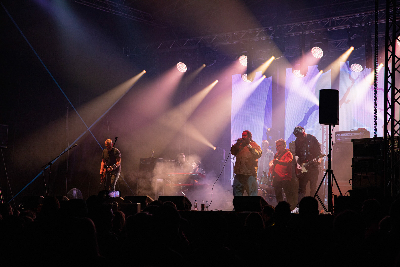 KULT - koncert w ramach Pomaranczowej Trasy 2020 - MUZYCZNA SYRENKA. 9 pazdziernika 2020, Warszawa, Stadion Syrenki. n/z. Wojciech Jabłonski gitara,n/z. Piotr Morawiec gitara,n/z. Ireneusz Werenski bas,n/z. Konrad Wantrych klawisze,n/z. Jan ”Janusz” Staszewski wokal, Rock, rock progresywny, rock alternatywny, punk, nowa fala.fot. Andrzej kaziq Wasilkiewicz/Reporter