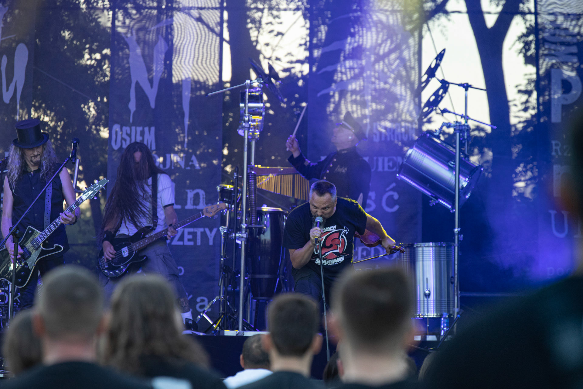 Hunter - postpandemoniczny koncert z okazji XXXV-lecia.Progresja - Gramy do Woli, Warszawa.Paweł „Drak” Grzegorczyk – wokal, gitara, Michał „Jelonek” Jelonek – skrzypce, Konrad „Saimon” Karchut – gitara basowa, Letnia Scena Progresji.fot. Andrzej Wasilkiewicz/Reporter