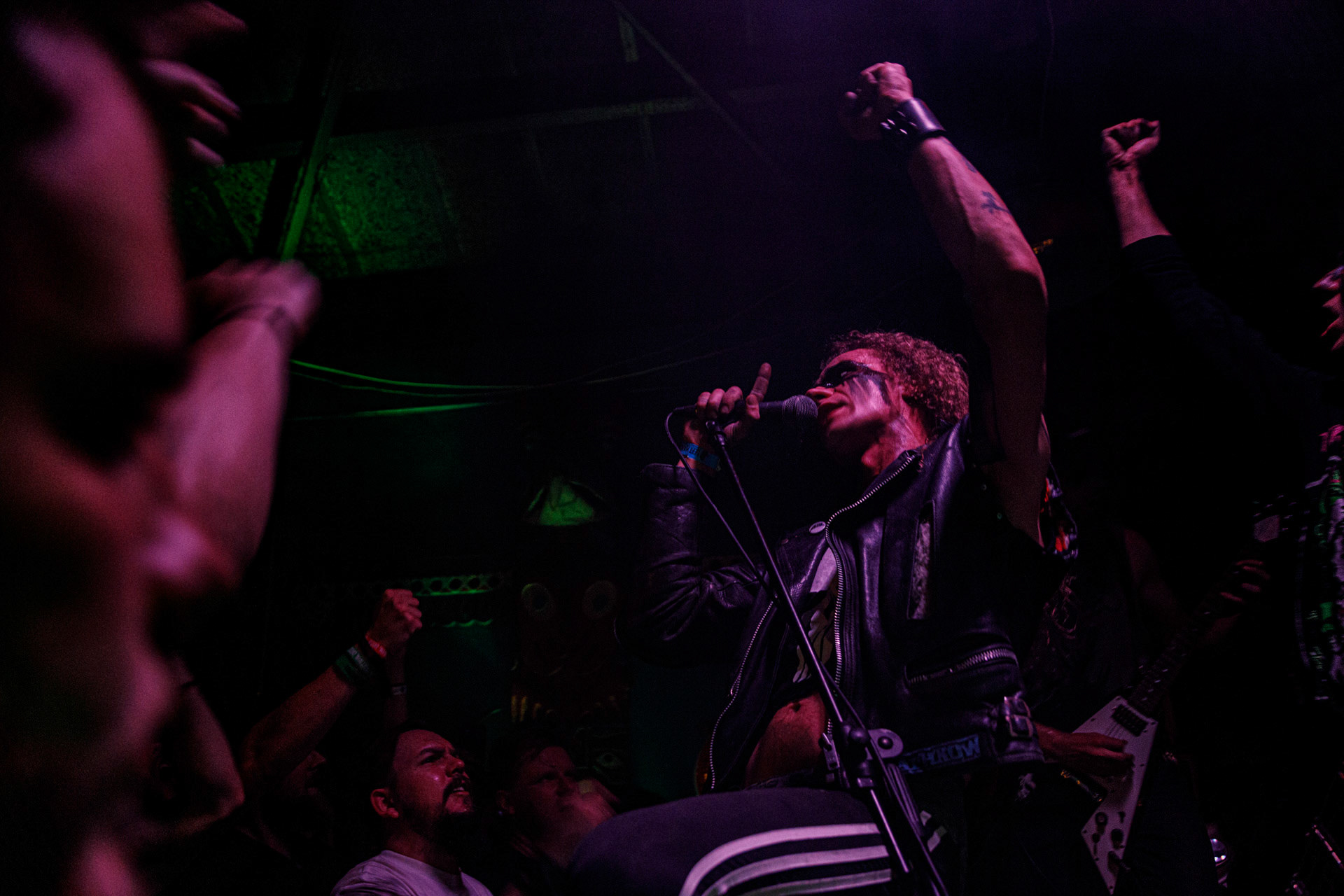 TRUCHŁO STRZYGI (black punk), Gwiezdny Demon - release show,w składzie:Gambit - wokalP. - gitara/wokalAlkatraz - gitara/wokalKaczor - garyMadness - bass/wokalPanass - bass/wokalGolem - nosferatu/wokalCzarownice - tba/wokalChłopaki z baraków polskiego metalu, rozpędzona maszyna do robienia grubego melanżu, gwiezdne trupy, kreatury obrzydlistwa i martwi decydenci podziemia. Prawdopodobnie pierwszy i ostatni raz zagrają całego Demona na żywo, a Ty mordeczko będziesz miał o czym kolegom przy wódce opowiadać.Produkcja Left Hand Soundsfot. Andrzej Wasilkiewicz/kaziq.com