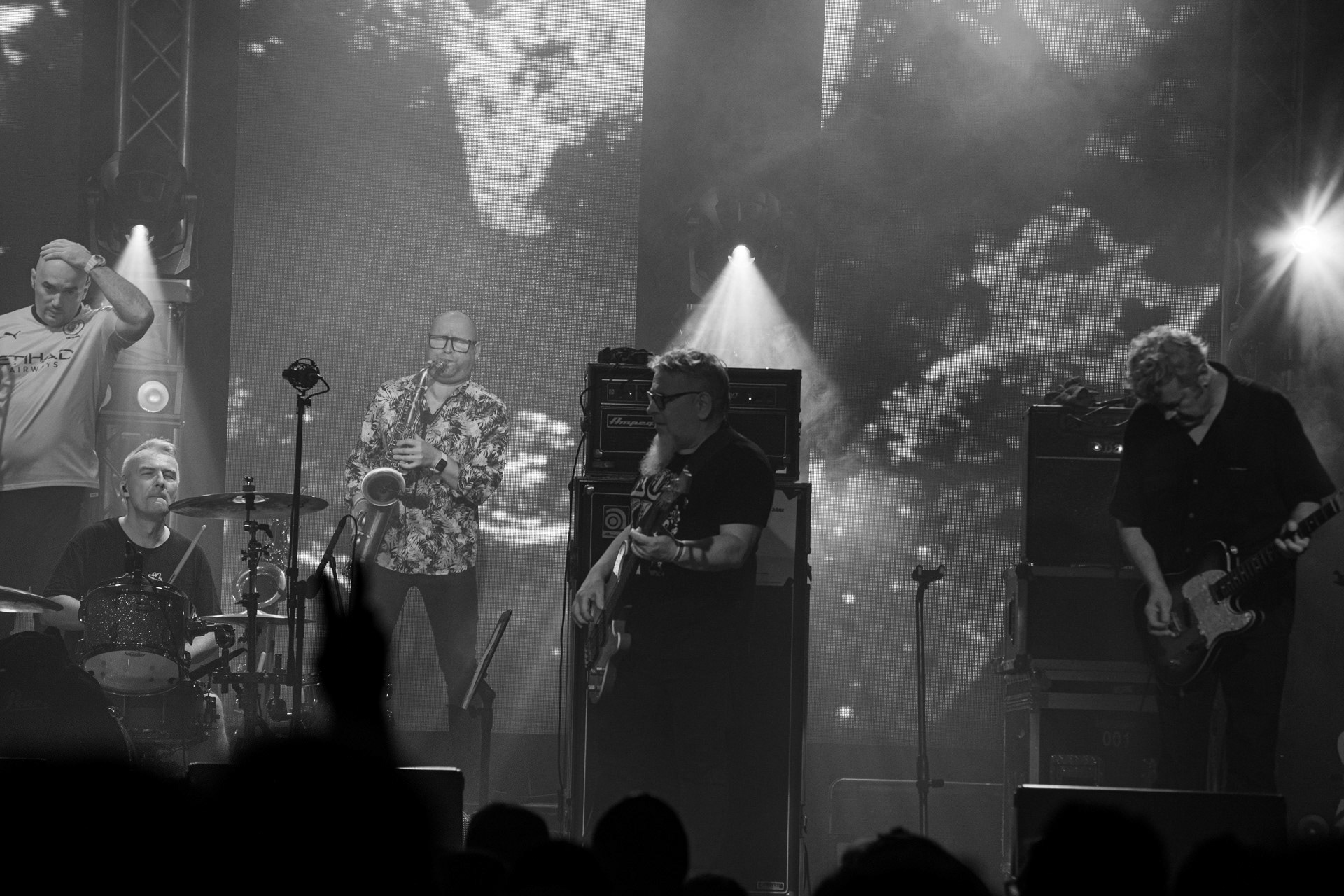 KULT - koncert Pomaranczowa Trasa 2021 - Warszawa Stodoła. 29 pazdziernika 2021. Piotr Morawiec gitara,Ireneusz Werenski bas,Tomasz Goehs perkusja,Konrad Wantrych klawisze,Mariusz Godzina saksofony,Jarosław Wazny puzon,Jan ”Janusz” Staszewski wokal,Rock, rock progresywny, rock alternatywny, punk, nowa fala, polski rock.fot. Andrzej kaziq Wasilkiewicz/Reporter