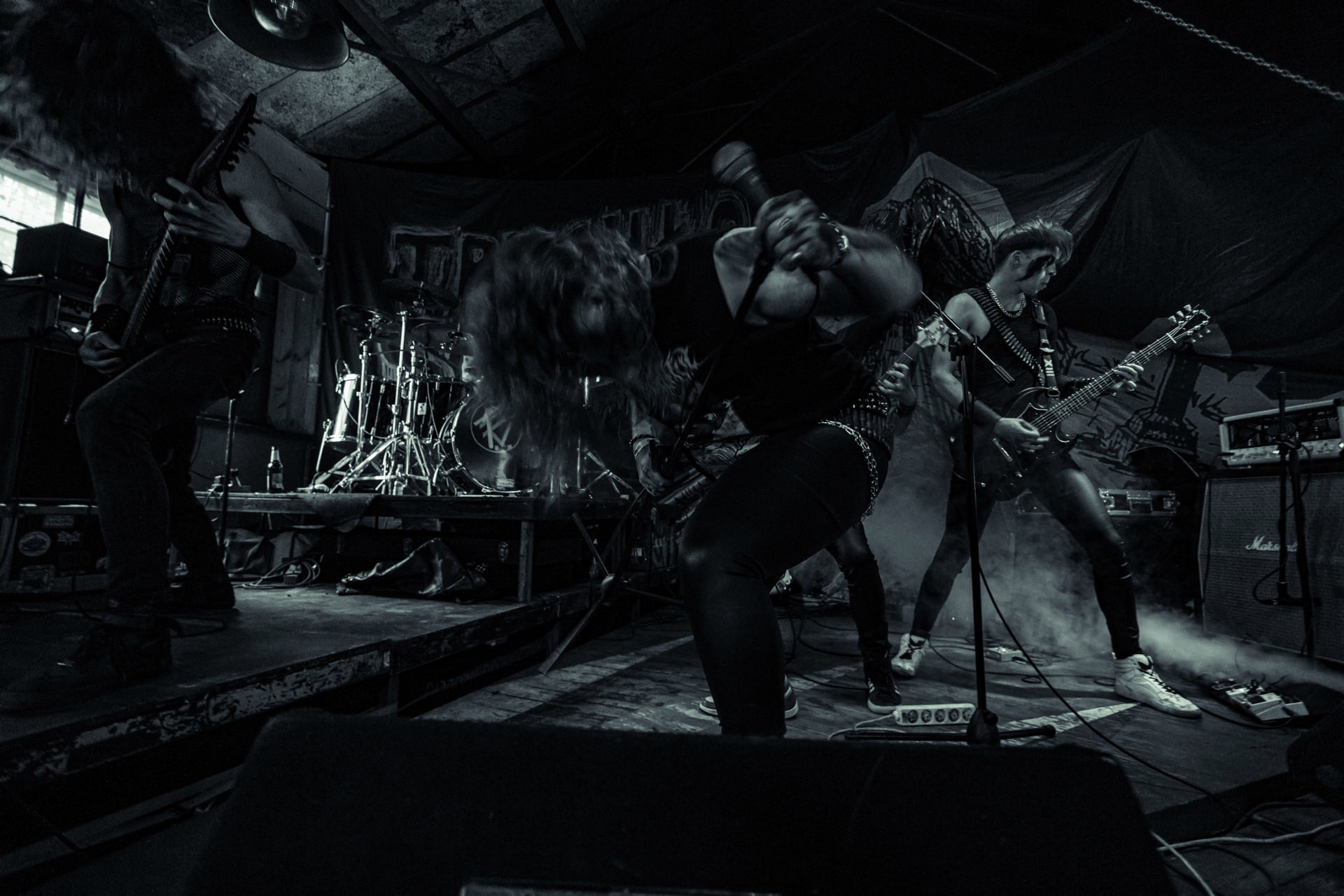 BAGNO (oldschool black/death)w składzie:Krzysiek - wokalKuba - gitaraThrasher - gitara Kacper - bassMaciek - garyDestrukcja i zgnilizna, wszystko czego nie chcesz usłyszeć a i tak się pojawisz, Druga fala dobrej muzy z Rzeszowa, bo pierwsza skończyła się w latach 90.Produkcja Left Hand Soundsfot. Andrzej Wasilkiewicz/kaziq.com