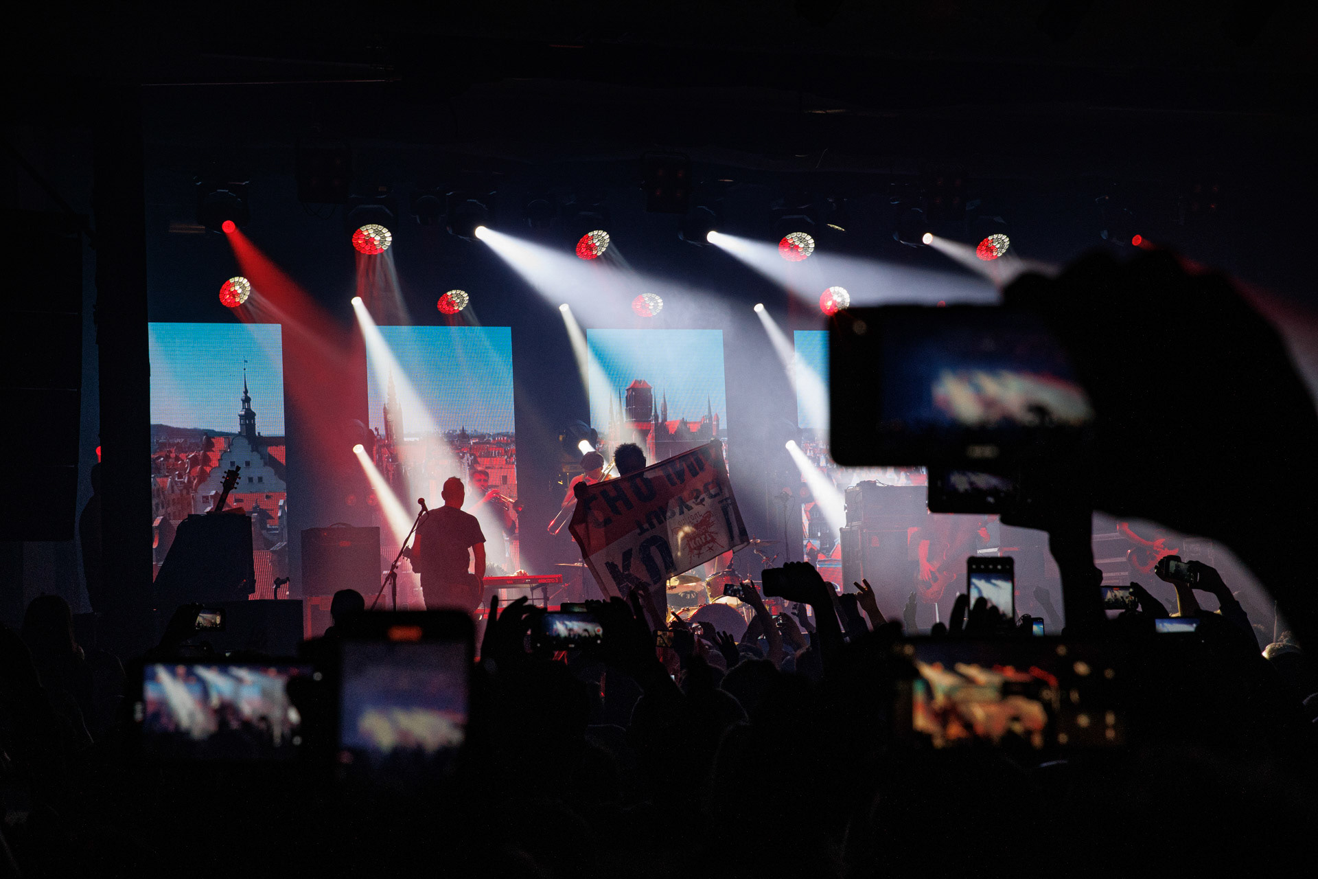 15.01.2022 KULT - koncert Pomaranczowa Trasa 2021/2022 - Warszawa Stodoła, Kult konczy w doskonalej formie przeniesiony z jesieni ostatni koncert Pomaranczowej Trasy 2021, publicznosc nie zawiodla, pelna sala.   n/z Tomasz Goehs perkusja,Rock, rock progresywny, rock alternatywny, punk, nowa fala, polski rock.fot. Andrzej kaziq Wasilkiewicz/Reporter