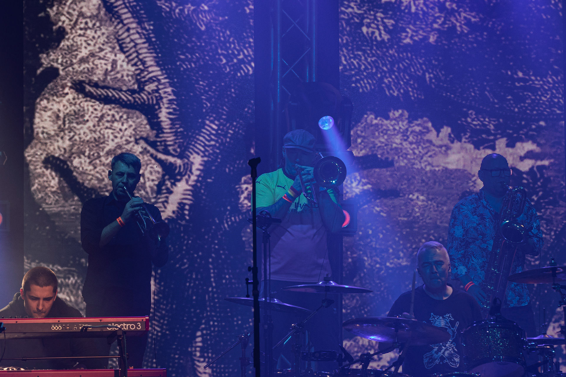 KULT - koncert Pomaranczowa Trasa 2021 - Warszawa Stodoła. 29 pazdziernika 2021. Tomasz Goehs perkusja,Konrad Wantrych klawisze,Janusz Zdunek trabka,Mariusz Godzina saksofony,Jarosław Wazny puzon,Rock, rock progresywny, rock alternatywny, punk, nowa fala, polski rock.fot. Andrzej kaziq Wasilkiewicz/Reporter