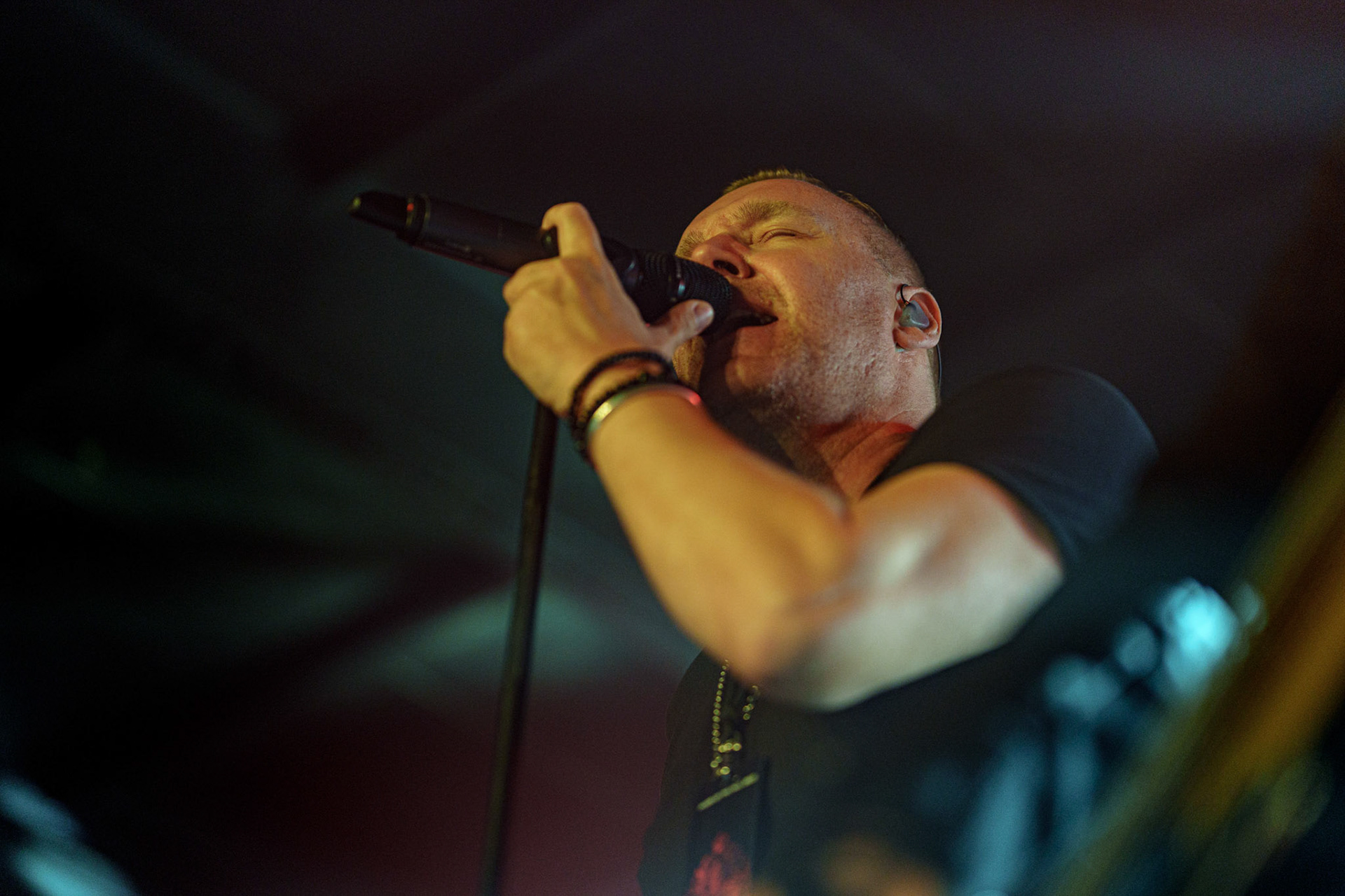 2023.09.04 Poets of the Fall - Warszawa, klub Proxima. To już 20 lat od kiedy rockowy zespół Poets of the Fall odnosi sukcesy na międzynarodowej scenie. Z tej okazji zespół wyrusza w trasę jubileuszową, która obejmie też Polskę. Grupa zagrała w warszawskiej Proximie 4 września 2023 roku. Produkcja Fource.pl  fot. Andrzej Wasilkiewicz/kaziq.com