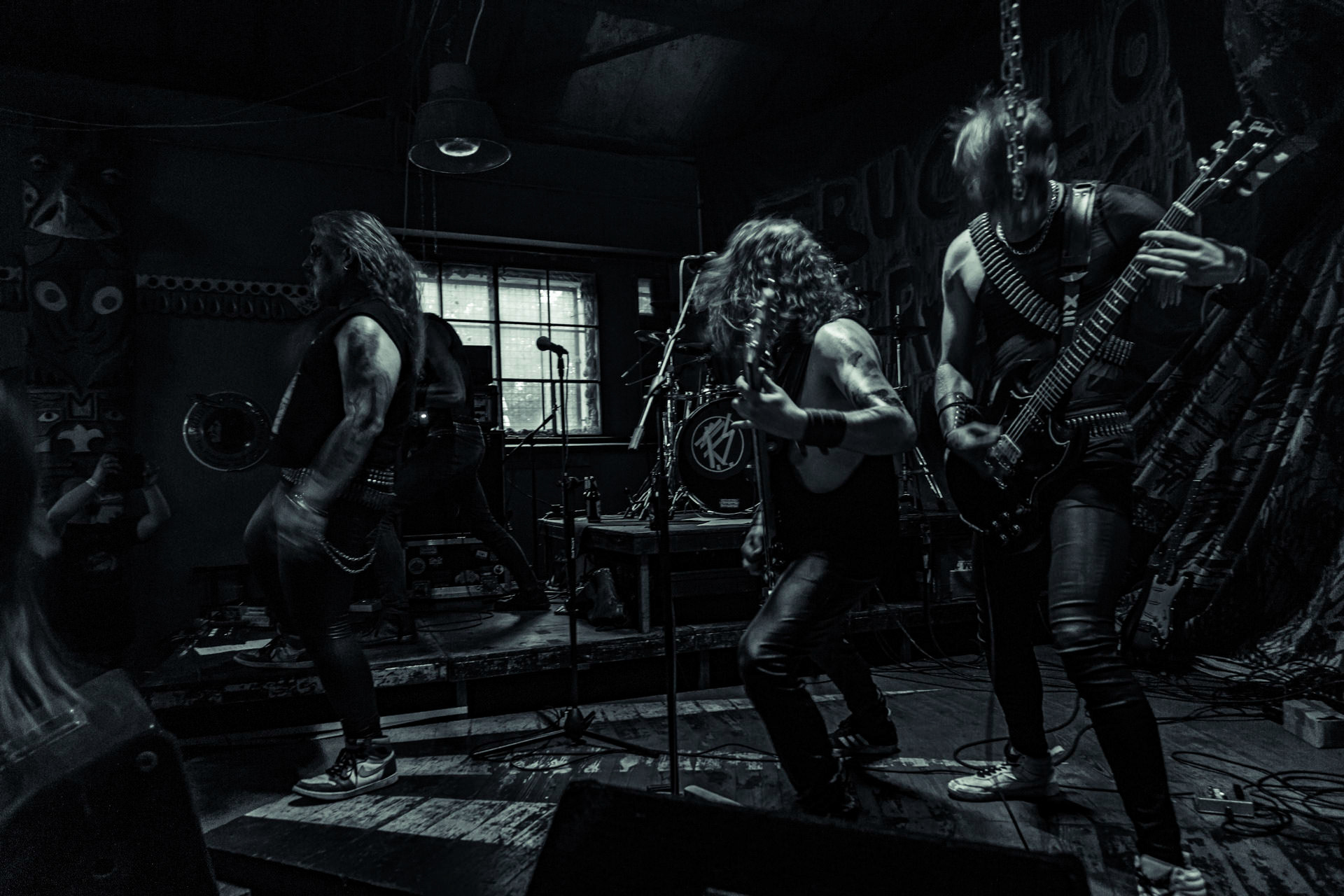 BAGNO (oldschool black/death)w składzie:Krzysiek - wokalKuba - gitaraThrasher - gitara Kacper - bassMaciek - garyDestrukcja i zgnilizna, wszystko czego nie chcesz usłyszeć a i tak się pojawisz, Druga fala dobrej muzy z Rzeszowa, bo pierwsza skończyła się w latach 90.Produkcja Left Hand Soundsfot. Andrzej Wasilkiewicz/kaziq.com