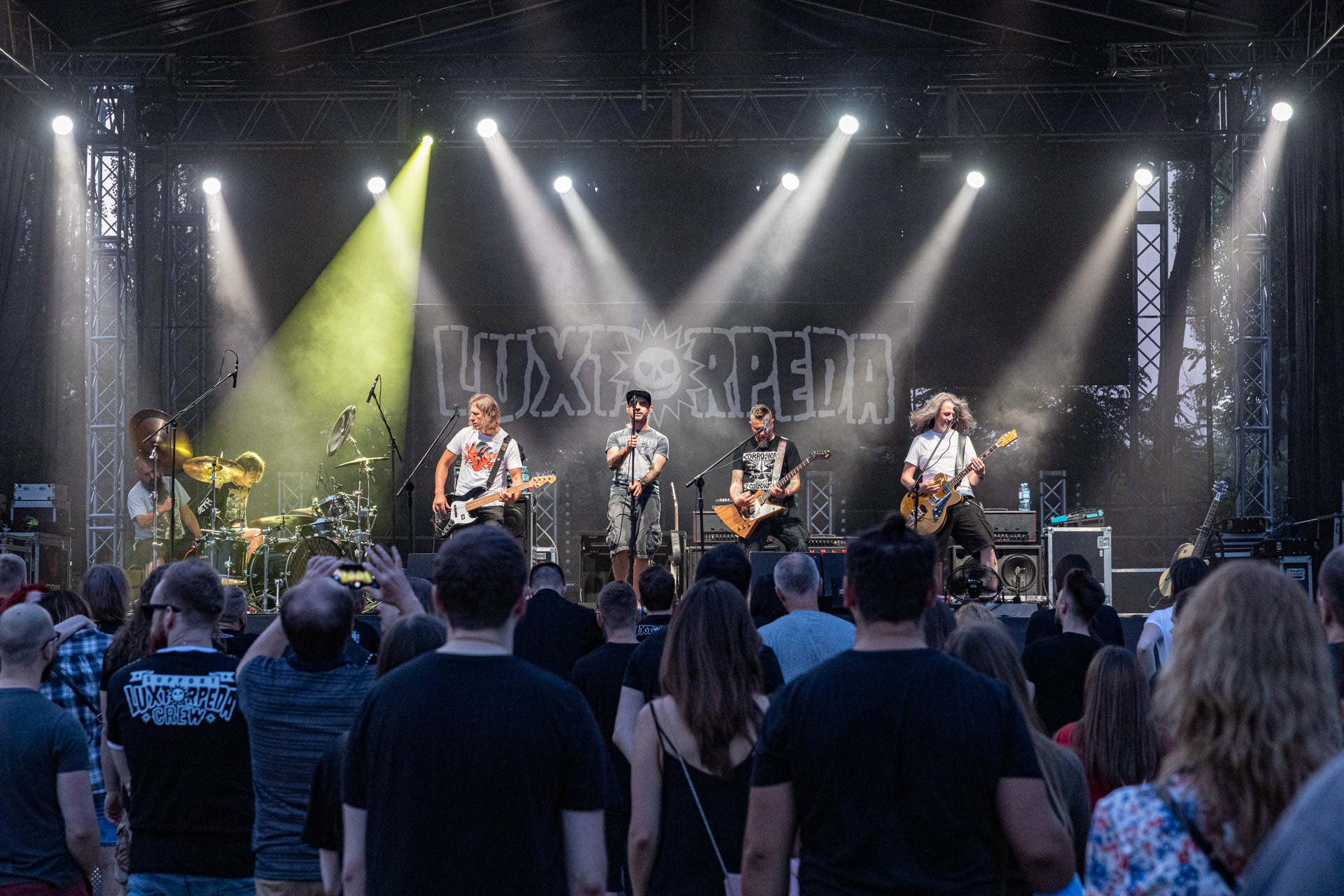 Koncert Luxtorpeda 10 urodziny. Warszawa Progresja.Gramy do Woli.n/z.Robert „Litza” Friedrich – gitara, wokal,n/z.Przemysław „Hans” Frencel – wokal, rapn/z.Robert „Drężmak” Drężek – gitaran/z.Krzysztof „Kmieta” Kmiecik – gitara basowan/z.Tomasz „Krzyżyk” Krzyżaniak – perkusjaFot. Andrzej kaziq Wasilkiewicz/Reporter