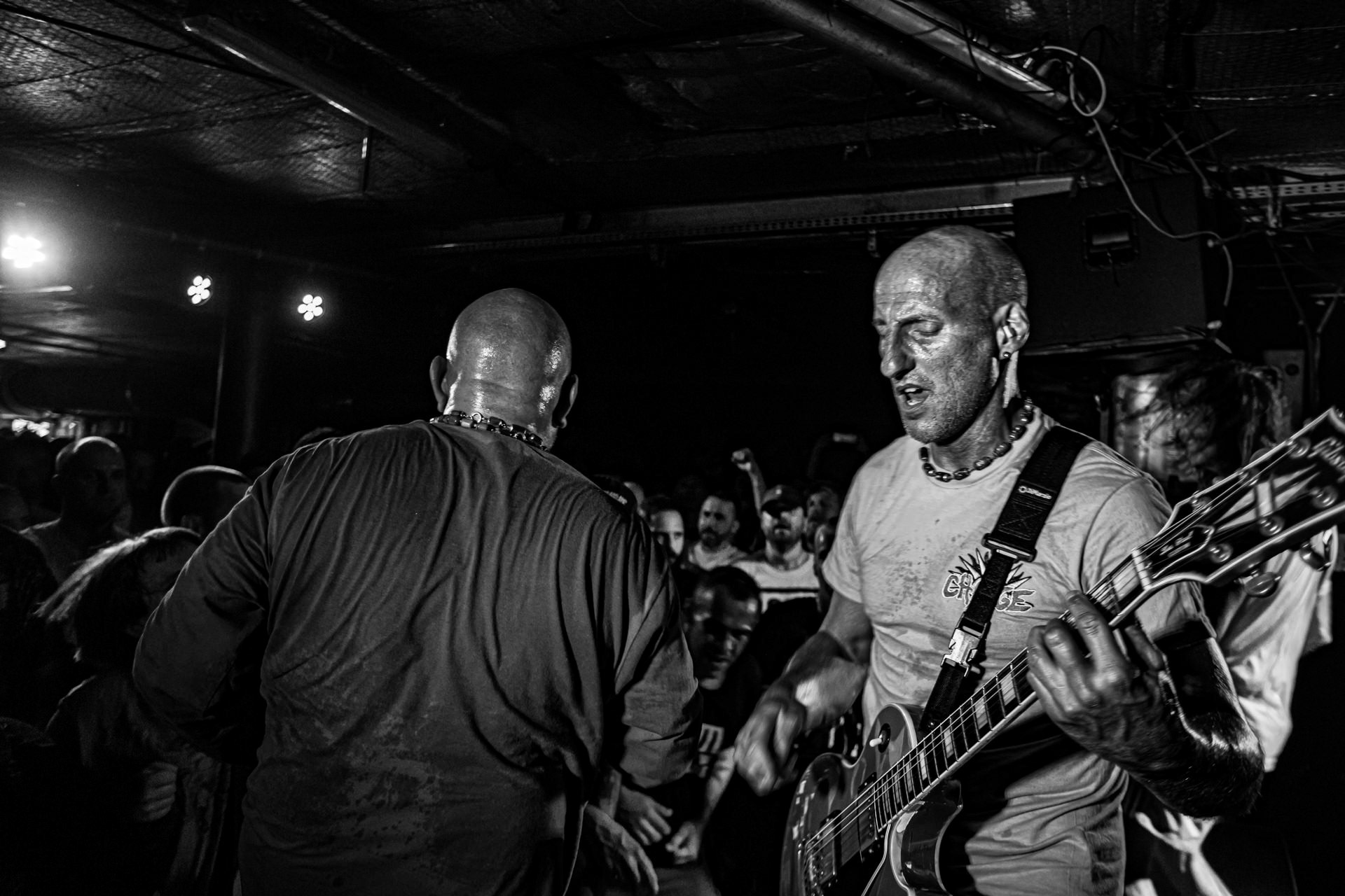 26.07.2022 Youth of Today to założony w 1985 roku hardcore punk’owy zespół, który miał znaczący wpływ na odświeżenie i rozwój sceny Straight Edge w drugiej połowie lat 80. XX wieku. Założycielami grupy są wokalista Ray Cappo oraz gitarzysta John Porcelly, którzy występowali wcześniej w Violent Children. Youth of Today ma na swoim koncie 5 wydawnictw, z czego takie płyty jak „Can’t Close My Eyes”, „Break Down the Walls” czy „We Are Not in This Alone” uważane są za jedne z najważniejszych w historii gatunku. Działalność zespołu została zawieszona w 1990 roku, a Cappo i Porcelly skupili się na bardziej melodyjnych projektach: krishnacore’owym Shelter oraz Better Than a Thousand. Grupa reaktywowała się w 2003 roku i od tamtego czasu sporadycznie występuję na całym świecie. Youth of Today bez wątpienia jest inspiracją dla wielu zespołów. Kapela odegrała kluczową rolę w tworzeniu hardcore’owej subkultury „Youth Crew” opowiadającej i rozwijającej się w myśl zasadom Straight Edge oraz wegetarianizmu. Warszawski koncert w Hydrozagadce. Produkcja WiniaryBookings. fot. Andrzej Wasilkiewicz/kaziq.com