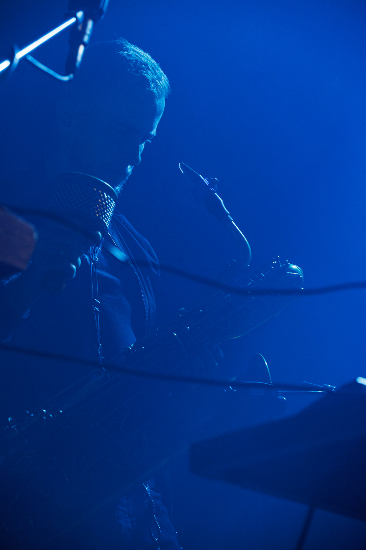 Lao Che - „Trasa Pozegnalna - No to Che”  17.11.2021 Warszawa klub Stodola.n/z Karol Gola – saksofon barytonowy, flet, instrumenty klawiszowe,rock alternatywny, crossover, rock, metal, folk, piosenka aktorska, elektro, słuchowisko,fot. Andrzej Wasilkiewicz/REPORTER