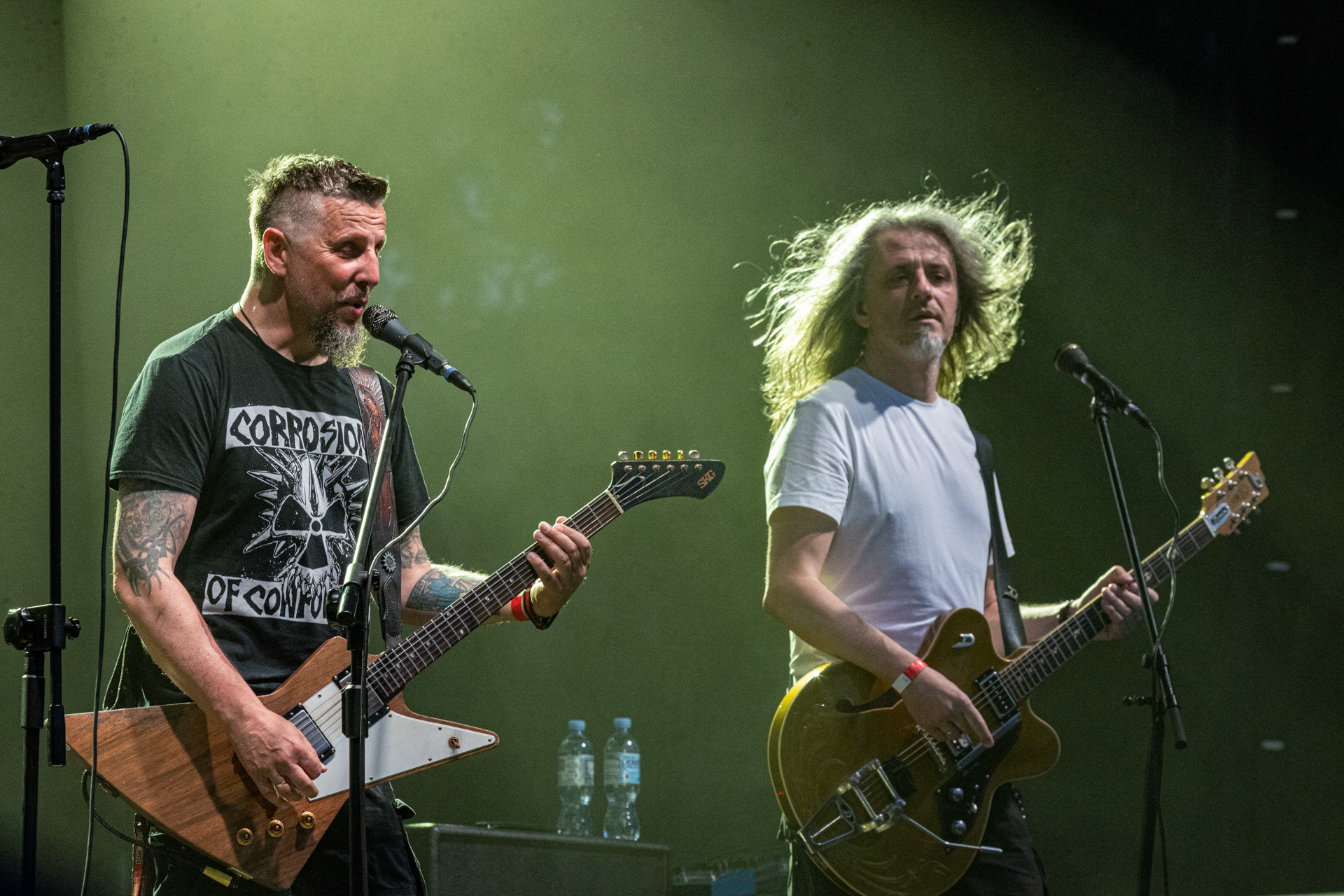 Koncert Luxtorpeda 10 urodziny. Warszawa Progresja.Gramy do Woli.n/z.Robert „Litza” Friedrich – gitara, wokal,n/z.Robert „Drężmak” Drężek – gitara,Fot. Andrzej kaziq Wasilkiewicz/Reporter