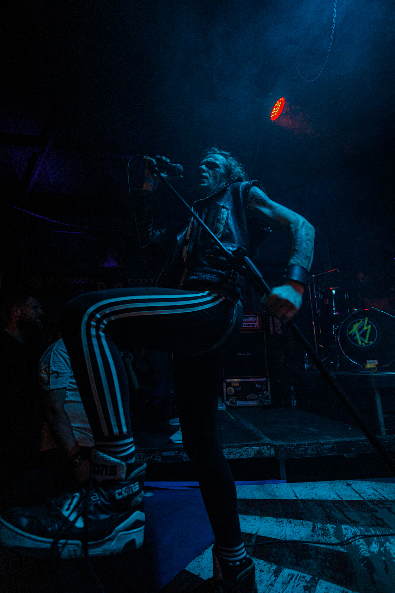 TRUCHŁO STRZYGI (black punk), Gwiezdny Demon - release show,w składzie:Gambit - wokalP. - gitara/wokalAlkatraz - gitara/wokalKaczor - garyMadness - bass/wokalPanass - bass/wokalGolem - nosferatu/wokalCzarownice - tba/wokalChłopaki z baraków polskiego metalu, rozpędzona maszyna do robienia grubego melanżu, gwiezdne trupy, kreatury obrzydlistwa i martwi decydenci podziemia. Prawdopodobnie pierwszy i ostatni raz zagrają całego Demona na żywo, a Ty mordeczko będziesz miał o czym kolegom przy wódce opowiadać.Produkcja Left Hand Soundsfot. Andrzej Wasilkiewicz/kaziq.com