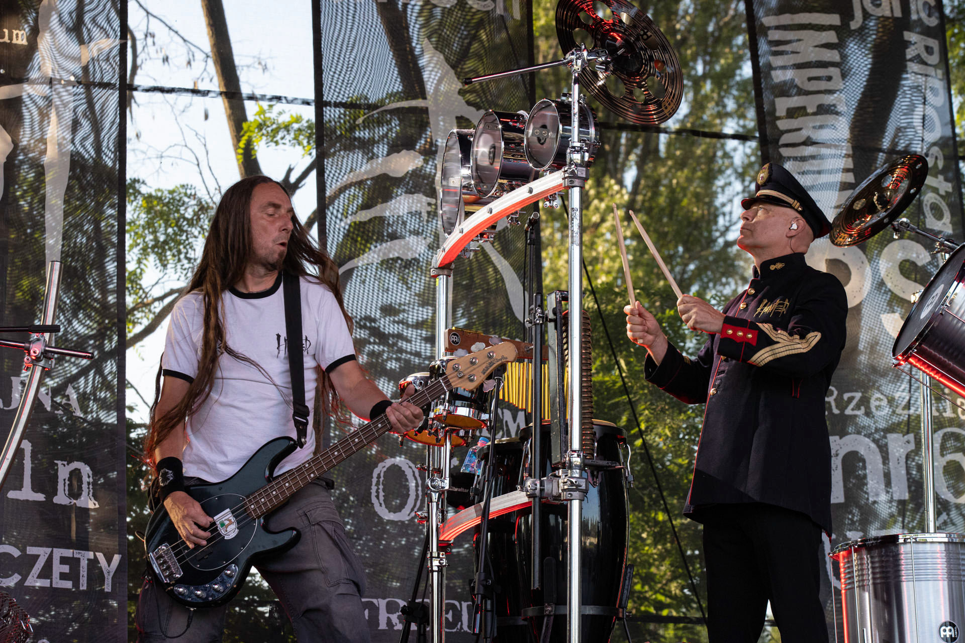 Hunter - postpandemoniczny koncert z okazji XXXV-lecia.Progresja - Gramy do Woli, Warszawa.Konrad „Saimon” Karchut – gitara basowa, Arkadiusz „Letki” Letkiewicz – instrumenty perkusyjne.Letnia Scena Progresji.fot. Andrzej Wasilkiewicz/Reporter