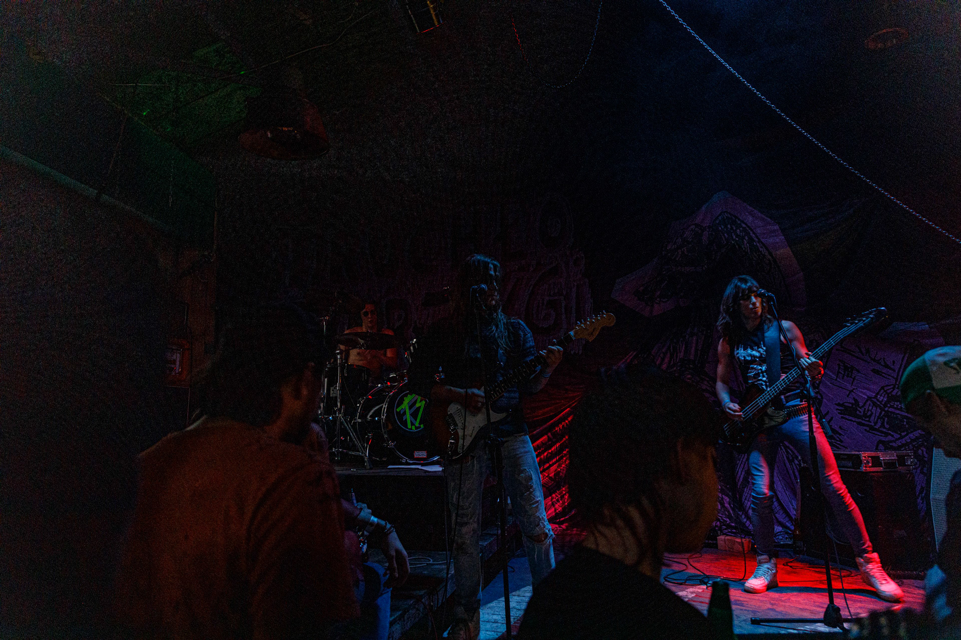 WIELKI MROK (mistyczny black, czarny punk)w składzie:Piącha - bas Czacha - perkusja Szrama - gitara i wokalLokalni wyjadacze od tanich gitar. Maanam dla fanów TANK. Watain dla fanów Budki Suflera. Piją, palą, konia walą i mają w dupie. Czyli tak jak my wszyscy.Produkcja Left Hand Soundsfot. Andrzej Wasilkiewicz/kaziq.com