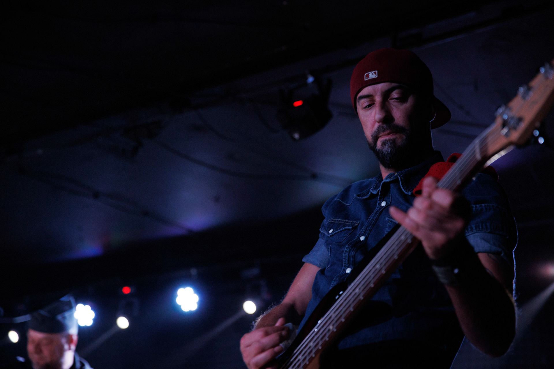 12.11.2021 Lipali - koncert Warszawa klub Remont.Najnowszy album „MOSTY, RZEKI, LUDZIE”.Lukasz Gajowy Gajowniczek - bass,Rock, rock progresywny, rock alternatywny, polski rock.fot. Andrzej kaziq Wasilkiewicz/Reporter