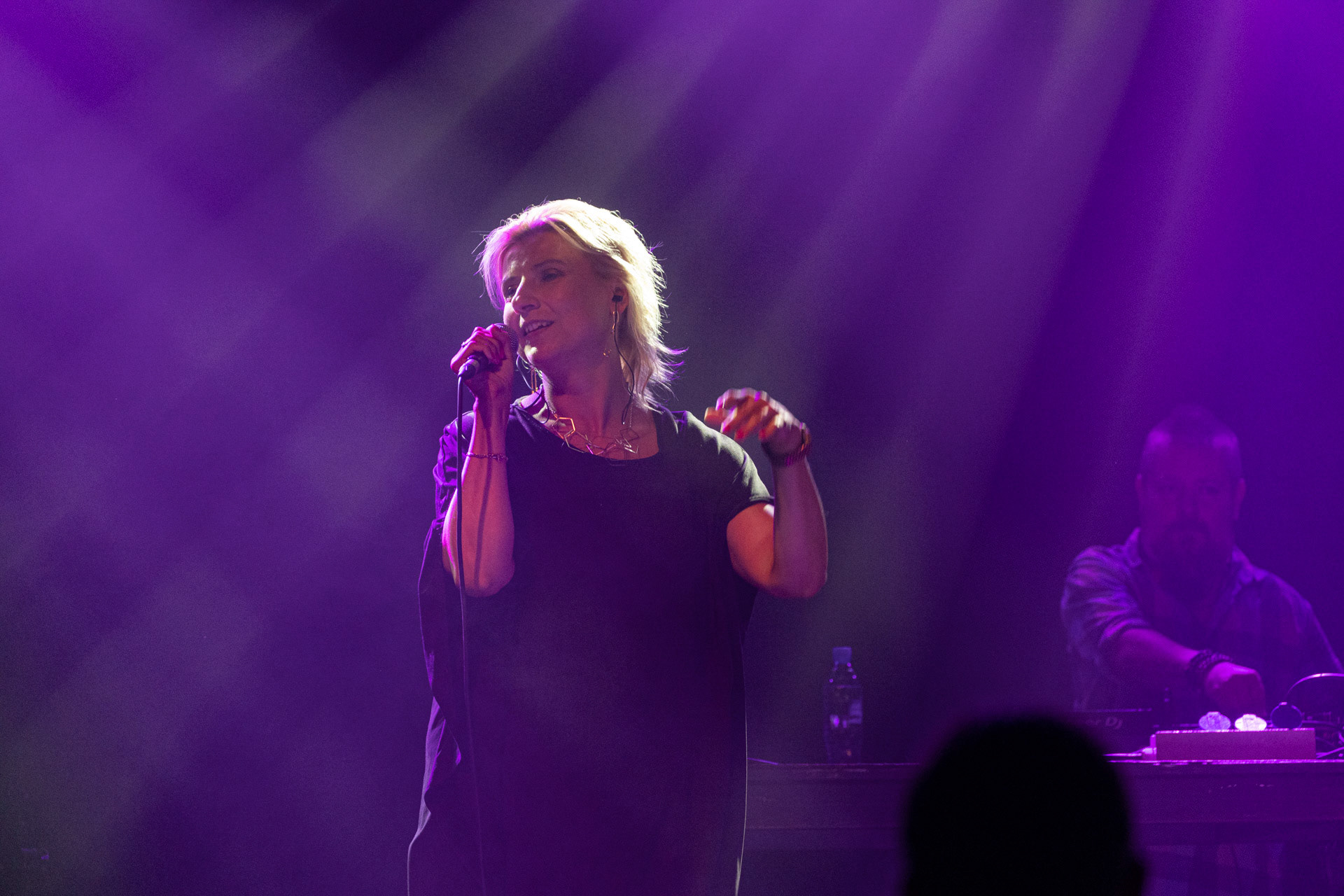 30.08.2022 Fundacja Bezpieczne Niebo wraz z klubem Progresja serdecznie zapraszają na specjalny koncert charytatywny dla Szymona Stankiewicza, który walczy z nowotworem.  KASIA NOWICKA - NOVIKA (wraz z DJ Spox).Od lat jedna z najbardziej aktywnych postaci na polskiej scenie muzycznej.Wokalistka, która początkowo udzielała się w zespole Futro i u boku Smolika, asolowo zadebiutowała w 2006 roku albumem „Tricks Of Life” nominowanym doPaszportu Polityki. Kolejne płyty: „Lovefinder” (2010) i album z remixami „Mixfinder” (2011) zostały nagrodzone Fryderykami w kategorii klubowej. Ostatni solowy album Noviki zatytułowany „Bez Cukru” ukazał się w 2019 roku i zebrał świetne recenzje, a piosenki „Lekko” i „Słabości” często gościły na antenach radiowych. W roku 2021 Novika obchodziła jubileusz 20 lat obecności na scenie i wydała z tej okazji album z nowymi wersjami jej przebojów – Novika 2.0.Chociaż nie gra już jako dj, Novika regularnie występuje wokalnie w klubach w całym kraju w ramach duetu Novika &amp; Mr.Lex. Zagrała na najważniejszych polskich festiwalach (Open’er, FreeForm, Audioriver, Tauron Nowa Muzyka). Od przeszło 15. lat prowadzi również autorskie audycje radiowe. Gościła już na antenach wielu stacji, obecnie prowadzi audycję Lekko w Radiu KAMPUS.Organizacja Progresja i Fundacja Bezpieczne Niebo. fot. Andrzej Wasilkiewicz/kaziq.com