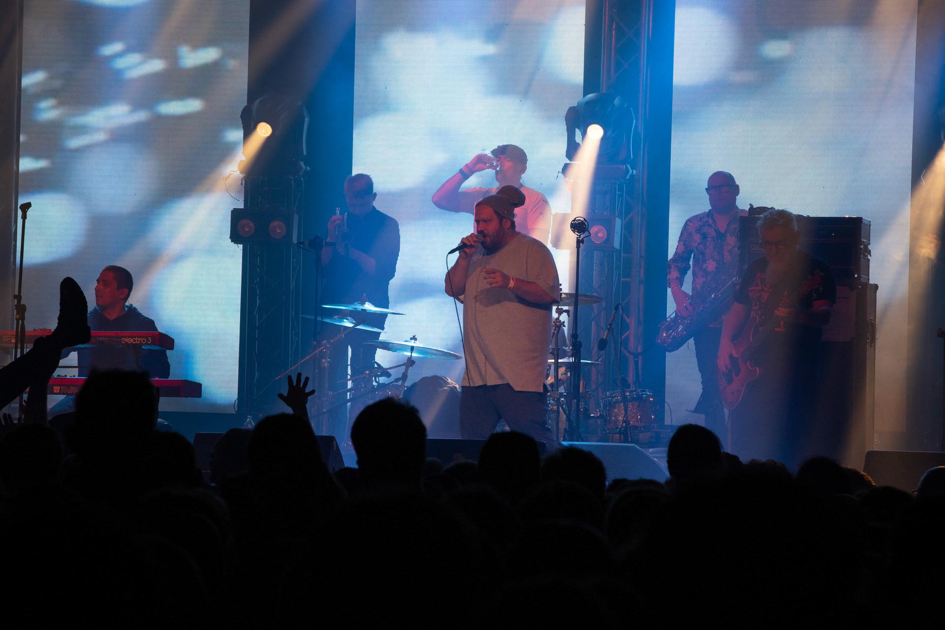 KULT - koncert Pomaranczowa Trasa 2021 - Warszawa Stodoła. 29 pazdziernika 2021. Kazik Staszewski wokal,Wojciech Jablonski gitara,Piotr Morawiec gitara,Ireneusz Werenski bas,Tomasz Goehs perkusja,Konrad Wantrych klawisze,Janusz Zdunek trabka,Mariusz Godzina saksofony,Jarosław Wazny puzon,Jan ”Janusz” Staszewski wokal,Rock, rock progresywny, rock alternatywny, punk, nowa fala, polski rock.fot. Andrzej kaziq Wasilkiewicz/Reporter