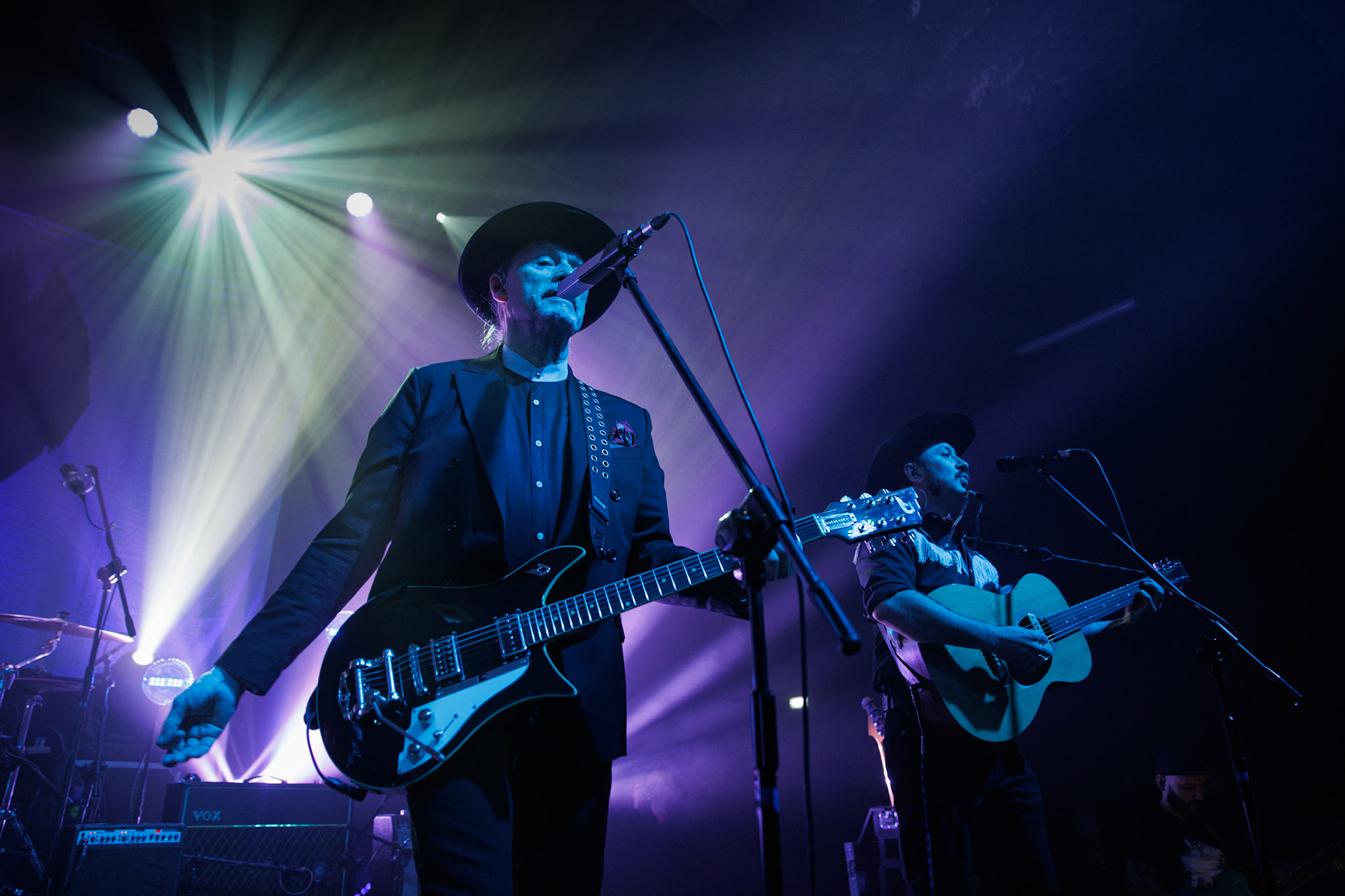 22.01.2022 koncert Me And That Man w Warszawie,Klub Progresja,n/z John Porter - gitara, wokal,n/z Sasha Boole - gitara, wokal,Nergal znany jest z szerokich horyzontow muzycznych. Lider Behemoth nigdy nie kryl swojej sympatii do lzejszej, klimatycznej muzyki, spod znaku country, folku, bluesa. Dowodem jest zespol Me And That Man.Fot. Andrzej Wasilkiewicz/Reporter