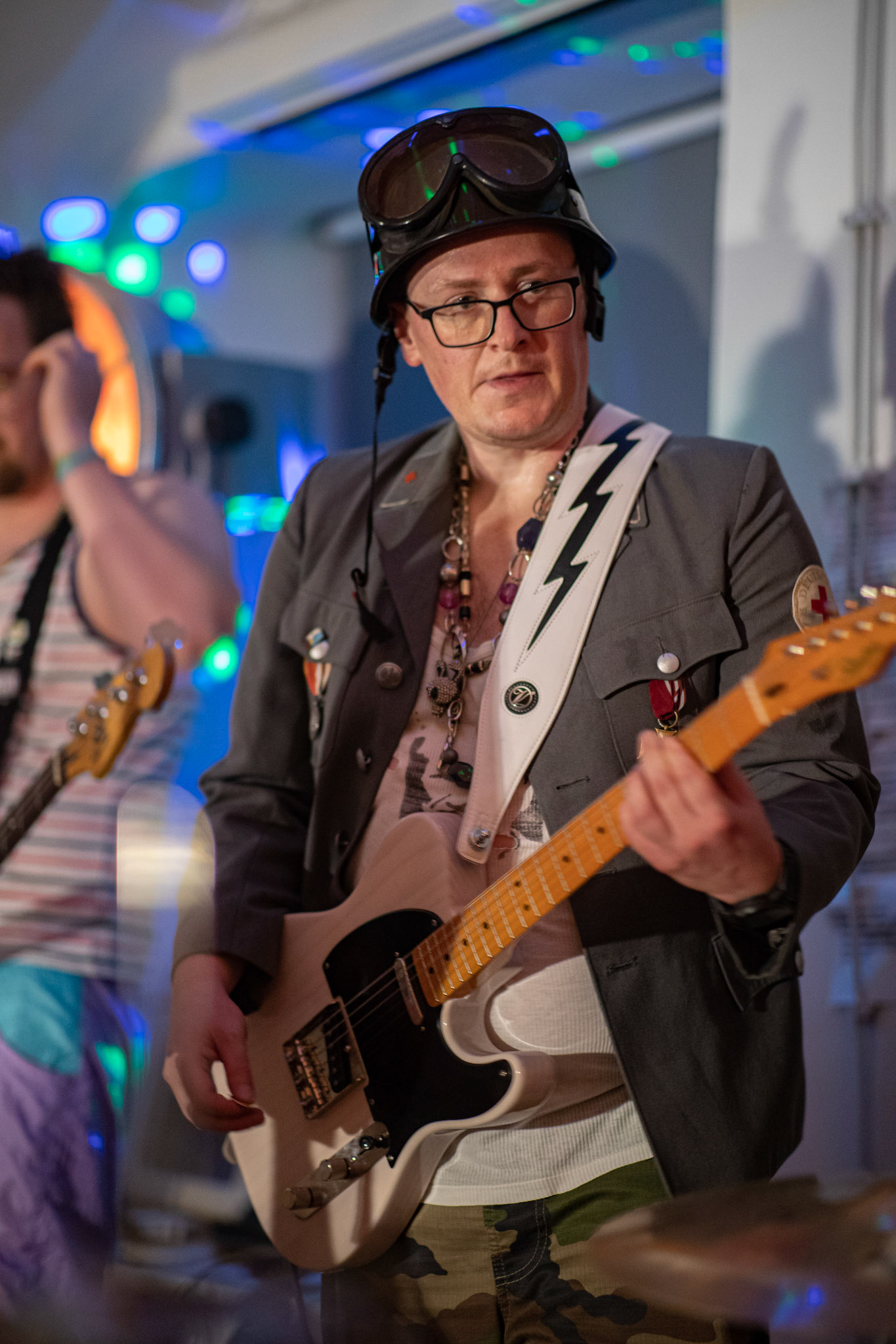 The Novorodkens, koncert w Warszawie, Dj Szneptuch – szczebiot czołowy, bas, chórki, sample, batuta i szpicrutaMagister Hitler – bas, wokaliza, chórki, gitara rytmiczna, najebkaDoktor PajHIVo – bębny, bongosy, gitara solowa, umiejętności wokalne, chórkiProfesor Gówniarz – lewizna wokalna, zwięzła i chóralna, wyprowadzanie ciosówProdziekan Pinglarz – uprawomocniony głos ścisły tudzież kantor, cytaty z brewiarzaInżynier Królewicz – gitara rytmiczna, solowa, przypowieści, świergoty i treleDocent Niedziwara – melodyka, chórki, kwilenia i jęki, odczynianie uroków, gusłaMrówka - perkusja,Hacrmistrz Gruczoł – walka z upośledzeniem, choreografia i obsługa gastronomiczna