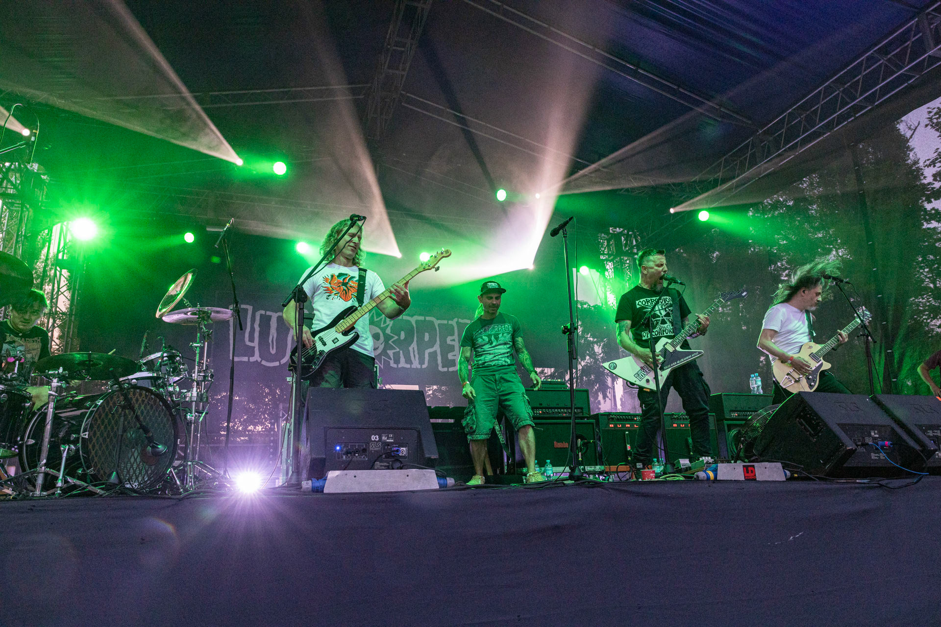 Koncert Luxtorpeda 10 urodziny. Warszawa Progresja.Gramy do Woli.n/z.Robert „Litza” Friedrich – gitara, wokal,n/z.Przemysław „Hans” Frencel – wokal, rapn/z.Robert „Drężmak” Drężek – gitaran/z.Krzysztof „Kmieta” Kmiecik – gitara basowan/z.Tomasz „Krzyżyk” Krzyżaniak – perkusjaFot. Andrzej kaziq Wasilkiewicz/Reporter