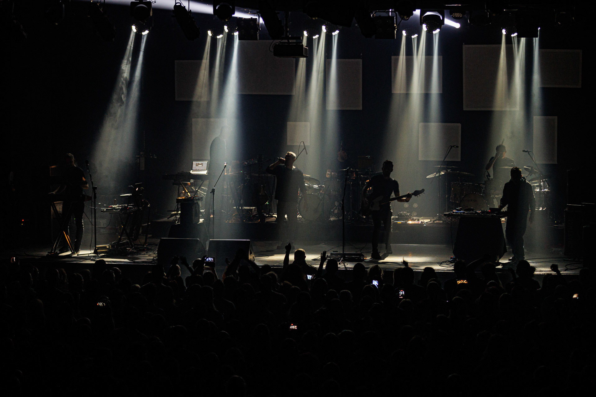 Lao Che - „Trasa Pozegnalna - No to Che”  17.11.2021 Warszawa klub Stodola.n/z Hubert „Spiety” Dobaczewski – wokal, gitara rytmiczna,n/z Rafal „Zubr” Borycki – gitara basowa,n/z Karol Gola – saksofon barytonowy, flet, instrumenty klawiszowe,n/z Filip „Wieza” Rozanski – instrumenty klawiszowe,n/z Mariusz „Denat” Denst – sampler, animacjan/z Michal „Dimon” Jastrzebski – perkusja,n/z Maciek „Trocki” Dzierzanowski – instrumenty perkusyjne,rock alternatywny, crossover, rock, metal, folk, piosenka aktorska, elektro, słuchowisko,fot. Andrzej Wasilkiewicz/REPORTER