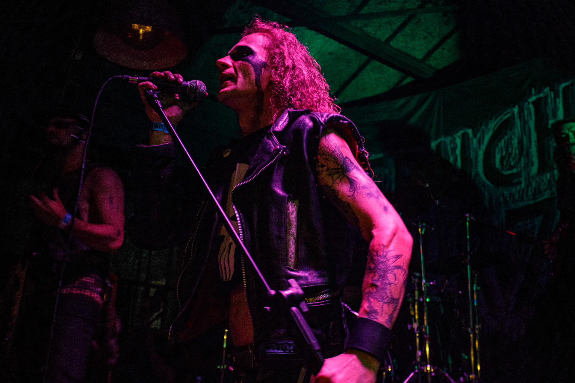 TRUCHŁO STRZYGI (black punk), Gwiezdny Demon - release show,w składzie:Gambit - wokalP. - gitara/wokalAlkatraz - gitara/wokalKaczor - garyMadness - bass/wokalPanass - bass/wokalGolem - nosferatu/wokalCzarownice - tba/wokalChłopaki z baraków polskiego metalu, rozpędzona maszyna do robienia grubego melanżu, gwiezdne trupy, kreatury obrzydlistwa i martwi decydenci podziemia. Prawdopodobnie pierwszy i ostatni raz zagrają całego Demona na żywo, a Ty mordeczko będziesz miał o czym kolegom przy wódce opowiadać.Produkcja Left Hand Soundsfot. Andrzej Wasilkiewicz/kaziq.com