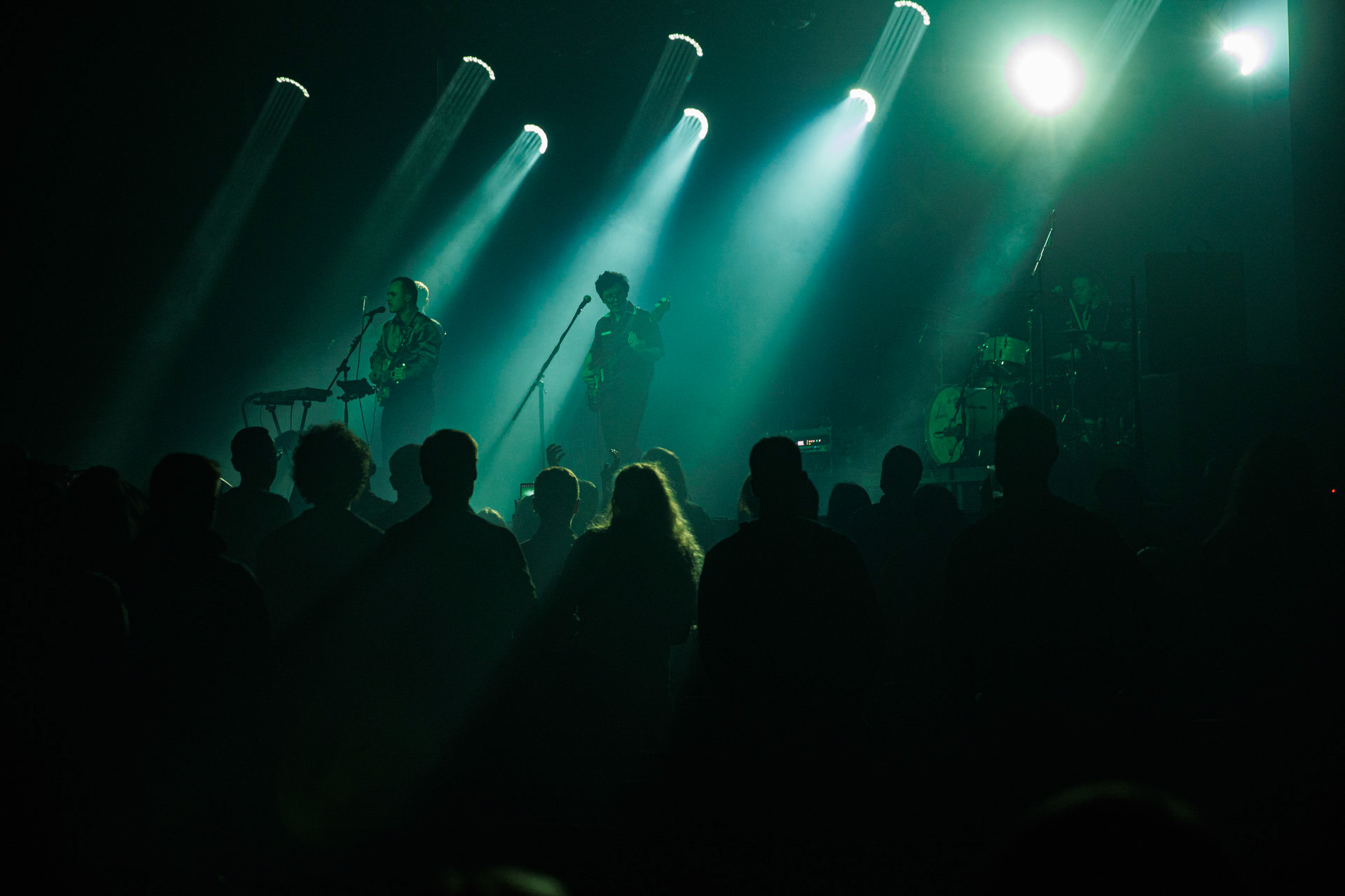 18.12.2021 Karas Rogucki - koncert klub Stodoła - Warszawan/z Piotr Rogucki - wokal gitara,n/z Kuba Karas - wokal bass,n/z Wiktoria Jakubowska - perkusja,n/z Kamil Holden Kryszak - gitara,Alternatywny pop, Kayax, Ostatni bastion romantyzmu, fot. Andrzej Wasilkiewicz/Reporter