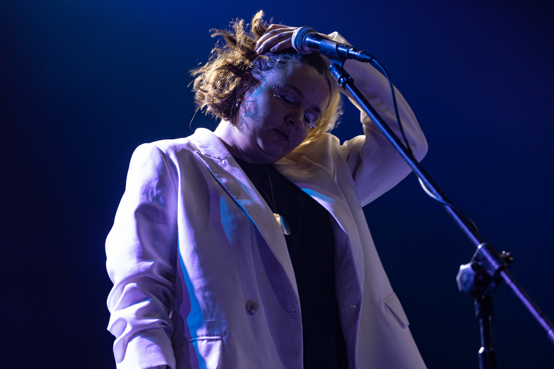 30.08.2022 Fundacja Bezpieczne Niebo wraz z klubem Progresja serdecznie zapraszają na specjalny koncert charytatywny dla Szymona Stankiewicza, który walczy z nowotworem. NiechęćMuzyka Niechęci to jazzowa improwizacja i syntezatorowe brzmienia, które swobodnie przeplatają się z wpływami rocka progresywnego oraz muzyki filmowej. W ich kompozycjach snuje się niezwykle osobista opowieść – mroczna choć nastrojowa, agresywna acz pełna elegancji. Jazgotliwy odjazd rejestrowany ,,na setkę” i zapięty w kaftan najwyższej klasy produkcji studyjnej.Niechęć zagrała setki koncertów w kraju i zagranicą, w tym wystąpiła na wielu znaczących festiwalach: Colours of Ostrava (Czechy), Open’er Festival, Tauron Nowa Muzyka, Copenhagen Jazz Festival (Dania) czy Glimps Festival (Belgia).  Organizacja Progresja i Fundacja Bezpieczne Niebo. fot. Andrzej Wasilkiewicz/kaziq.com