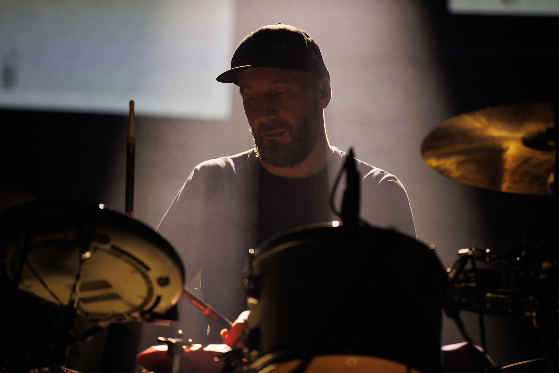 Lao Che - „Trasa Pozegnalna - No to Che”  17.11.2021 Warszawa klub Stodola.n/z Maciek „Trocki” Dzierzanowski – instrumenty perkusyjne,rock alternatywny, crossover, rock, metal, folk, piosenka aktorska, elektro, słuchowisko,fot. Andrzej Wasilkiewicz/REPORTER