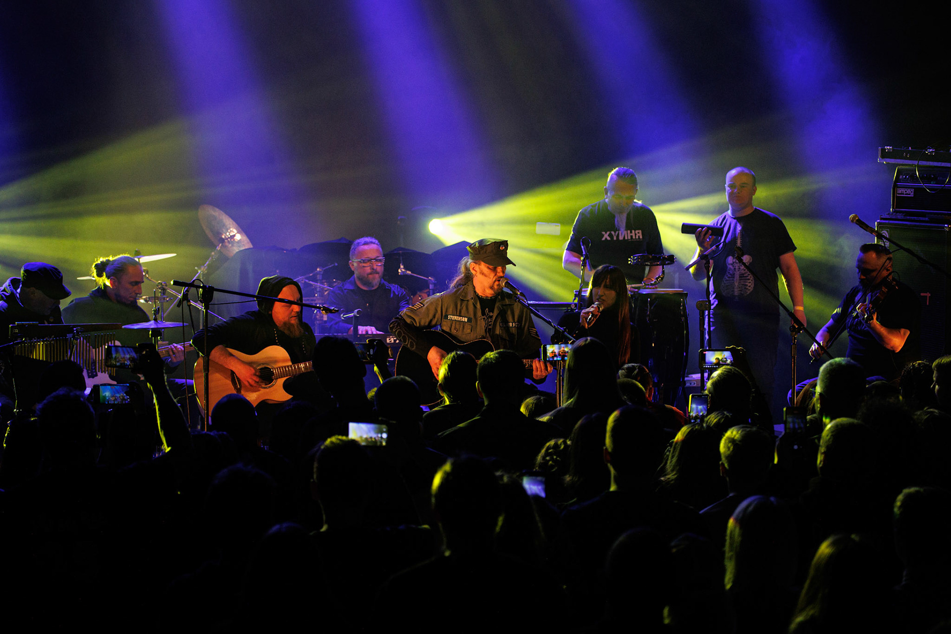 Hunter - koncert dla Ukrainy. WarszawaProgresja Paweł „Drak” Grzegorczyk – wokal, gitara, Piotr „Pit” Kędzierzawski – gitara, Michał „Jelonek” Jelonek – skrzypce, Konrad „Saimon” Karchut – gitara basowa, Arkadiusz „Letki” Letkiewicz – instrumenty perkusyjne.fot. Andrzej Wasilkiewicz/Reporter