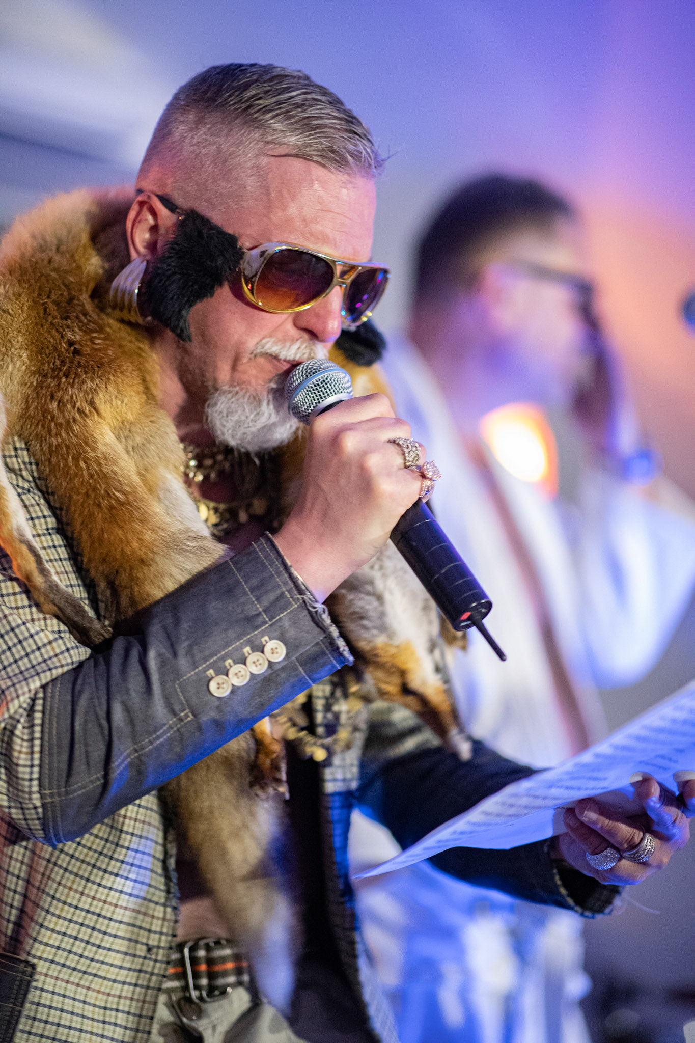 The Novorodkens, koncert w Warszawie, Dj Szneptuch – szczebiot czołowy, bas, chórki, sample, batuta i szpicrutaMagister Hitler – bas, wokaliza, chórki, gitara rytmiczna, najebkaDoktor PajHIVo – bębny, bongosy, gitara solowa, umiejętności wokalne, chórkiProfesor Gówniarz – lewizna wokalna, zwięzła i chóralna, wyprowadzanie ciosówProdziekan Pinglarz – uprawomocniony głos ścisły tudzież kantor, cytaty z brewiarzaInżynier Królewicz – gitara rytmiczna, solowa, przypowieści, świergoty i treleDocent Niedziwara – melodyka, chórki, kwilenia i jęki, odczynianie uroków, gusłaMrówka - perkusja,Hacrmistrz Gruczoł – walka z upośledzeniem, choreografia i obsługa gastronomiczna