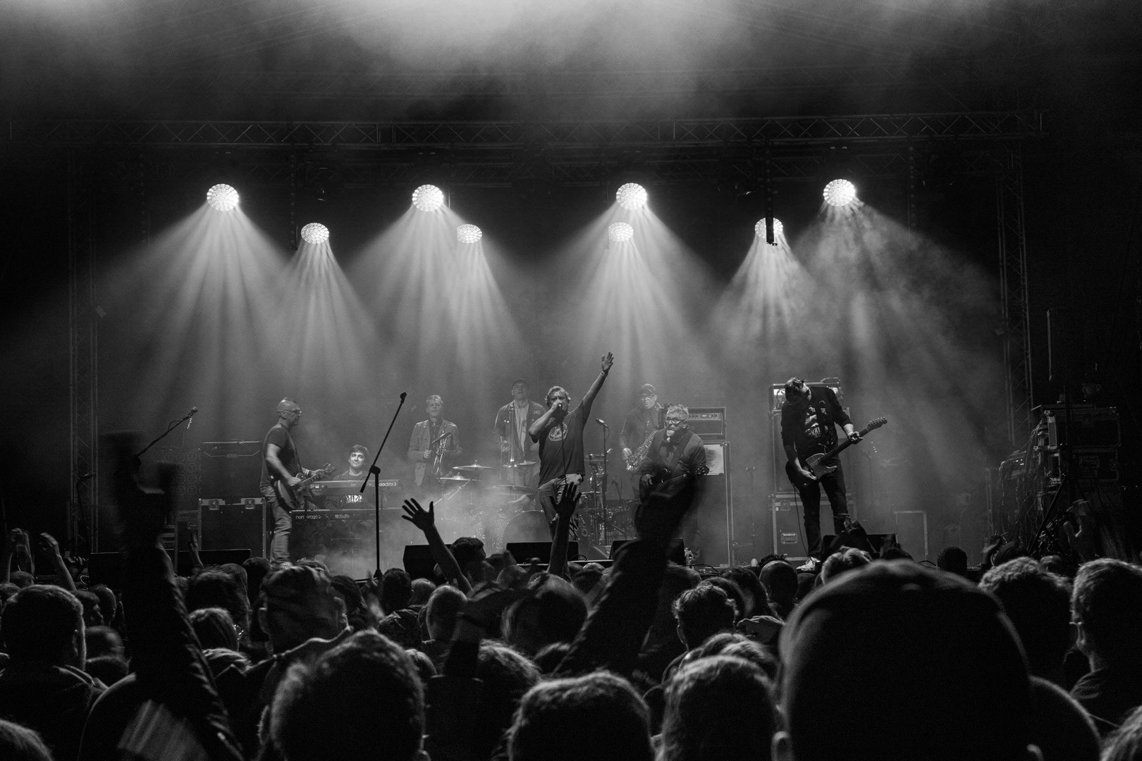 KULT - koncert w ramach Pomaranczowej Trasy 2020 - MUZYCZNA SYRENKA. 9 pazdziernika 2020, Warszawa, Stadion Syrenki. n/z Kazik Staszewski wokal,Wojciech Jabłonski gitara,Piotr Morawiec gitara,Ireneusz Werenski bas,Tomasz Goehs perkusja,Konrad Wantrych klawisze,Janusz Zdunek trabka,Mariusz Godzina saksofony,Jarosław Wazny puzon,Rock, rock progresywny, rock alternatywny, punk, nowa fala.fot. Andrzej kaziq Wasilkiewicz/Reporter