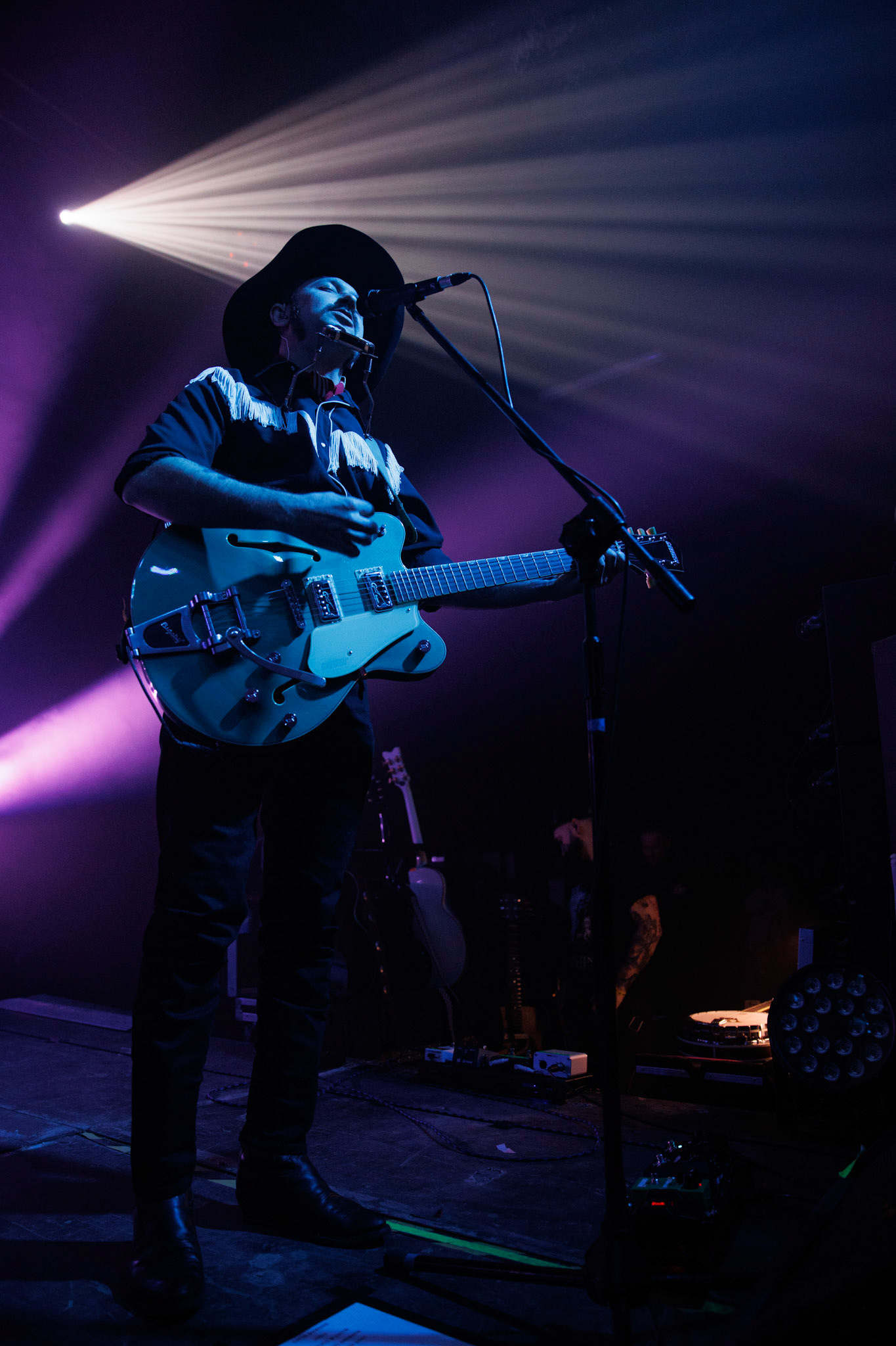 22.01.2022 koncert Me And That Man w Warszawie,Klub Progresja,n/z Sasha Boole - gitara, wokal,Nergal znany jest z szerokich horyzontow muzycznych. Lider Behemoth nigdy nie kryl swojej sympatii do lzejszej, klimatycznej muzyki, spod znaku country, folku, bluesa. Dowodem jest zespol Me And That Man.Fot. Andrzej Wasilkiewicz/Reporter