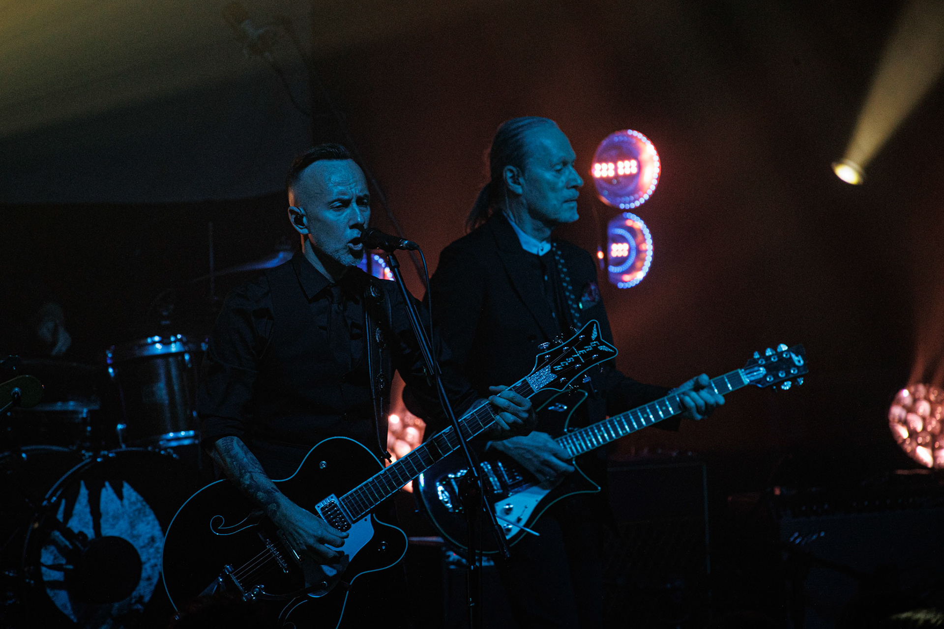 22.01.2022 koncert Me And That Man w Warszawie,Klub Progresja,n/z Adam Nergal Darski - gitara, wokal,n/z John Porter - gitara, wokal,Nergal znany jest z szerokich horyzontow muzycznych. Lider Behemoth nigdy nie kryl swojej sympatii do lzejszej, klimatycznej muzyki, spod znaku country, folku, bluesa. Dowodem jest zespol Me And That Man.Fot. Andrzej Wasilkiewicz/Reporter