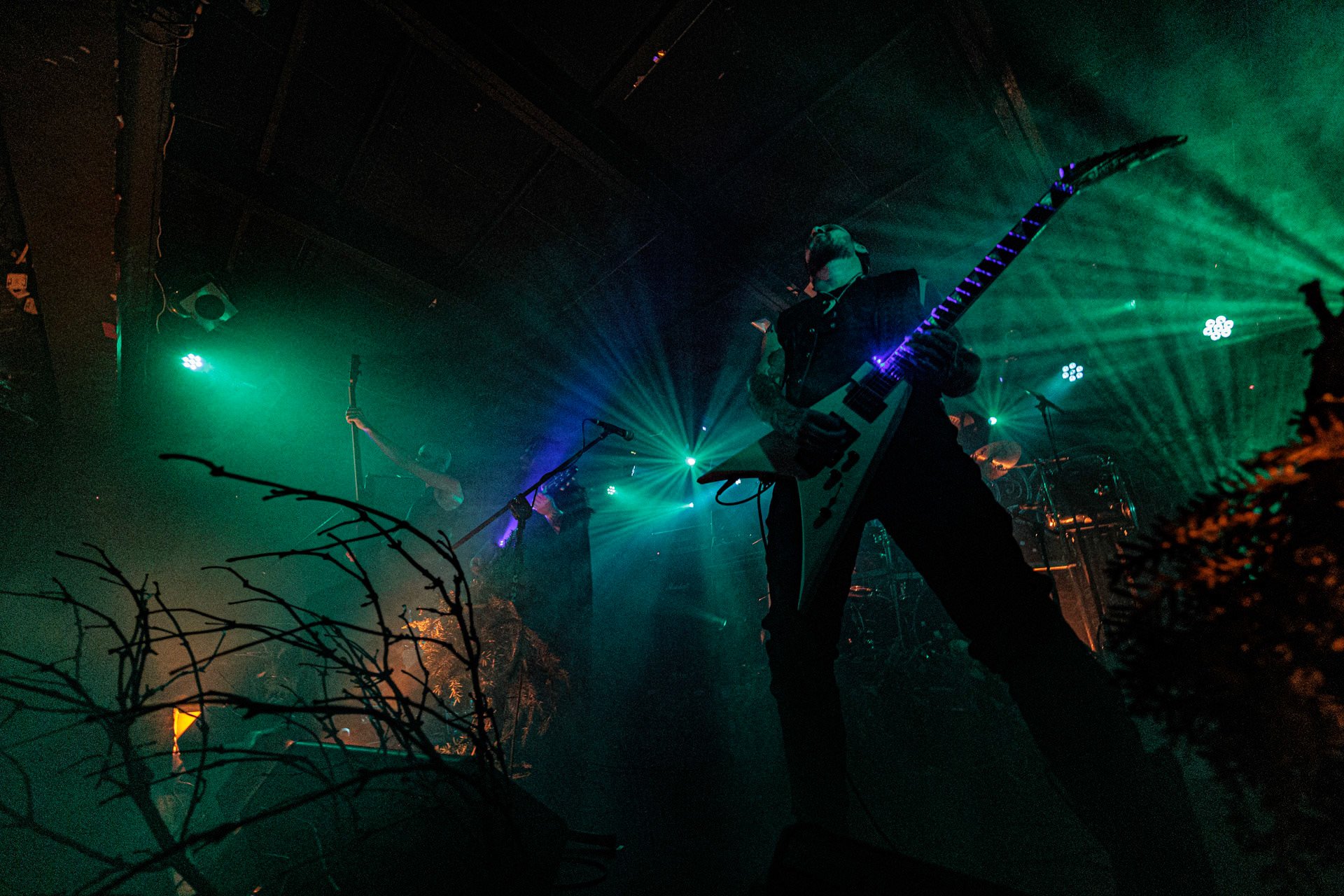 21.10.2022 𝗪𝗢𝗟𝗩𝗘𝗦 𝗜𝗡 𝗧𝗛𝗘 𝗧𝗛𝗥𝗢𝗡𝗘 𝗥𝗢𝗢𝗠 - klimatyczny black metal,  zespół braci Nathana i Aarona Weaverow. Powstal w 2002 roku w Olympia w stanie Waszyngton.  W amerykanskim sercu natury, gor, lasow i jezior, przyroda przeklada sie na atmosfere muzyki WITTR, w ktorej poza blackowymi, jest miejsce na elementy transowe i ambientowe. Wolves In The Throne Room gra bez makijazy, bez kapturow i masek, przy swietle plomieni, co tworzy aure swoistego muzycznego rytualu. Nathan Weaver – guitar, lead vocals,Aaron Weaver – drums, bass, synthesizers,Kody Keyworth – guitar, vocals, Produkcja Knock Out Productions,fot. Andrzej Wasilkiewicz/Reporter