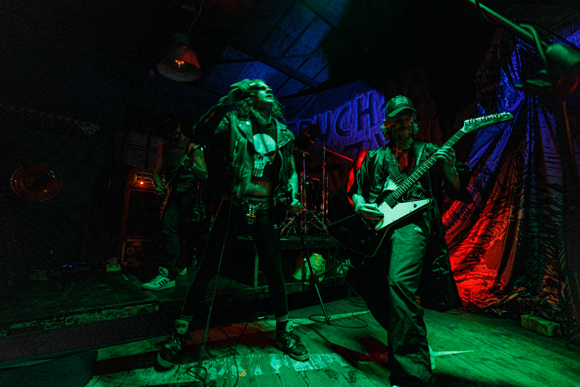 TRUCHŁO STRZYGI (black punk), Gwiezdny Demon - release show,w składzie:Gambit - wokalP. - gitara/wokalAlkatraz - gitara/wokalKaczor - garyMadness - bass/wokalPanass - bass/wokalGolem - nosferatu/wokalCzarownice - tba/wokalChłopaki z baraków polskiego metalu, rozpędzona maszyna do robienia grubego melanżu, gwiezdne trupy, kreatury obrzydlistwa i martwi decydenci podziemia. Prawdopodobnie pierwszy i ostatni raz zagrają całego Demona na żywo, a Ty mordeczko będziesz miał o czym kolegom przy wódce opowiadać.Produkcja Left Hand Soundsfot. Andrzej Wasilkiewicz/kaziq.com