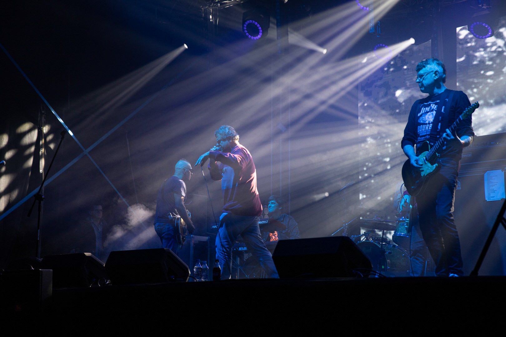 KULT - koncert w ramach Pomaranczowej Trasy 2020 - MUZYCZNA SYRENKA. 9 pazdziernika 2020, Warszawa, Stadion Syrenki. n/z. Kazik Staszewski wokal,n/z. Wojciech Jabłonski gitara,n/z. Piotr Morawiec gitara,Rock, rock progresywny, rock alternatywny, punk, nowa fala.fot. Andrzej kaziq Wasilkiewicz/Reporter