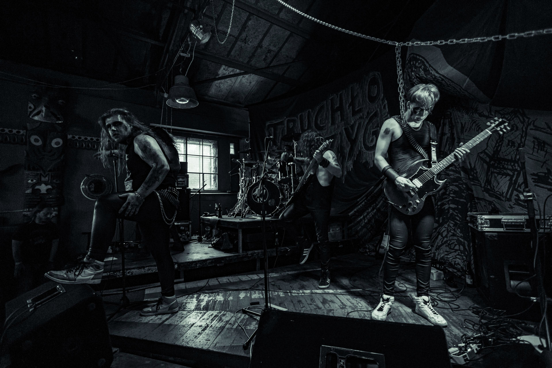 BAGNO (oldschool black/death)w składzie:Krzysiek - wokalKuba - gitaraThrasher - gitara Kacper - bassMaciek - garyDestrukcja i zgnilizna, wszystko czego nie chcesz usłyszeć a i tak się pojawisz, Druga fala dobrej muzy z Rzeszowa, bo pierwsza skończyła się w latach 90.Produkcja Left Hand Soundsfot. Andrzej Wasilkiewicz/kaziq.com