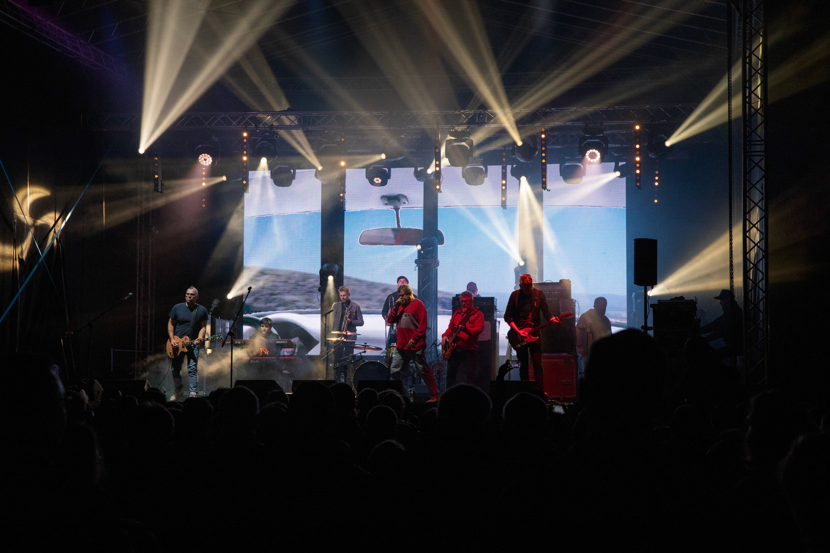 KULT - koncert w ramach Pomaranczowej Trasy 2020 - MUZYCZNA SYRENKA. 9 pazdziernika 2020, Warszawa, Stadion Syrenki. n/z Kazik Staszewski wokal,Wojciech Jabłonski gitara,Piotr Morawiec gitara,Ireneusz Werenski bas,Tomasz Goehs perkusja,Konrad Wantrych klawisze,Janusz Zdunek trabka,Mariusz Godzina saksofony,Jarosław Wazny puzon,Rock, rock progresywny, rock alternatywny, punk, nowa fala.fot. Andrzej kaziq Wasilkiewicz/Reporter