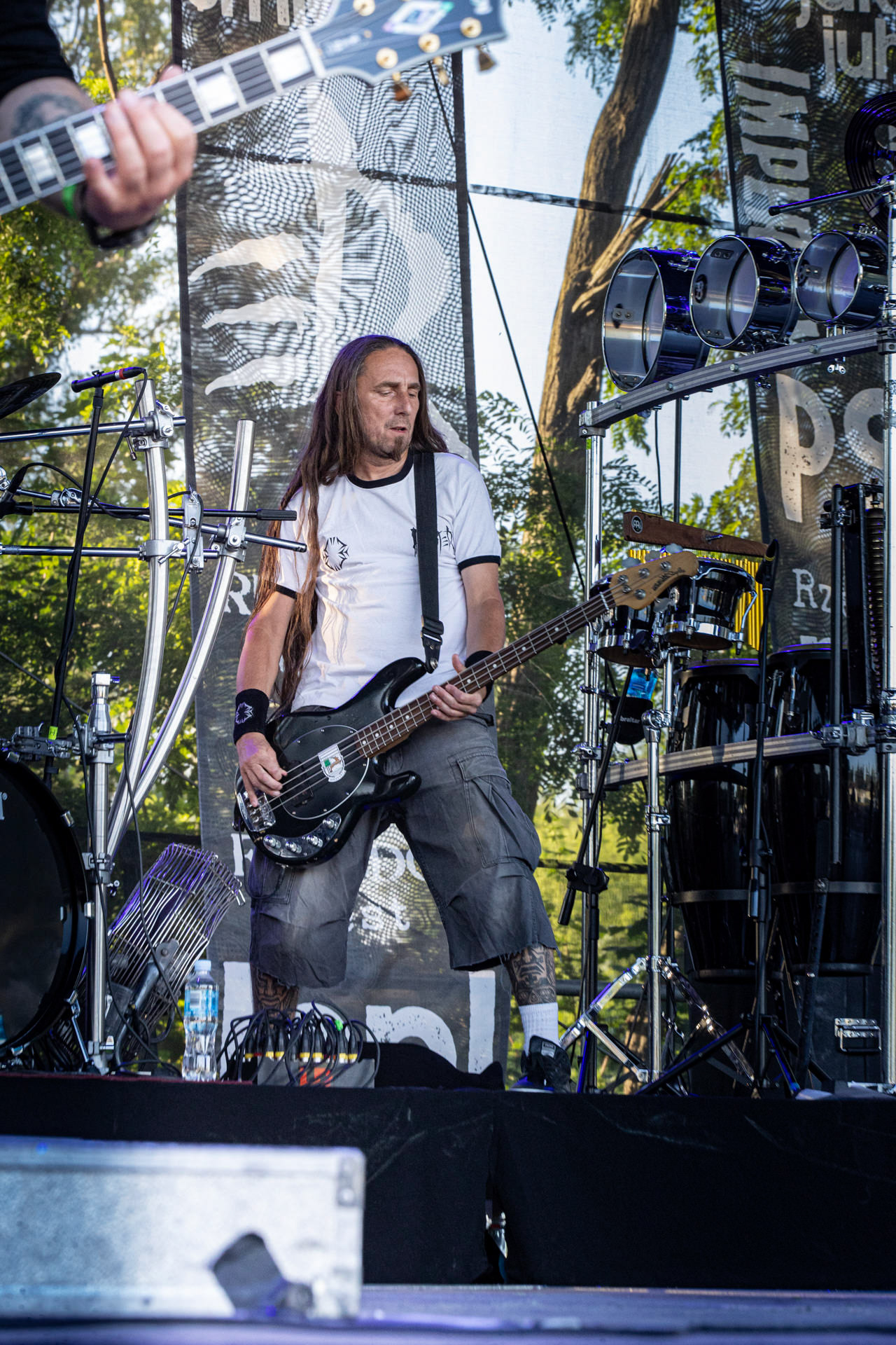 Hunter - postpandemoniczny koncert z okazji XXXV-lecia.Progresja - Gramy do Woli, Warszawa.Konrad „Saimon” Karchut – gitara basowa, Letnia Scena Progresji.fot. Andrzej Wasilkiewicz/Reporter