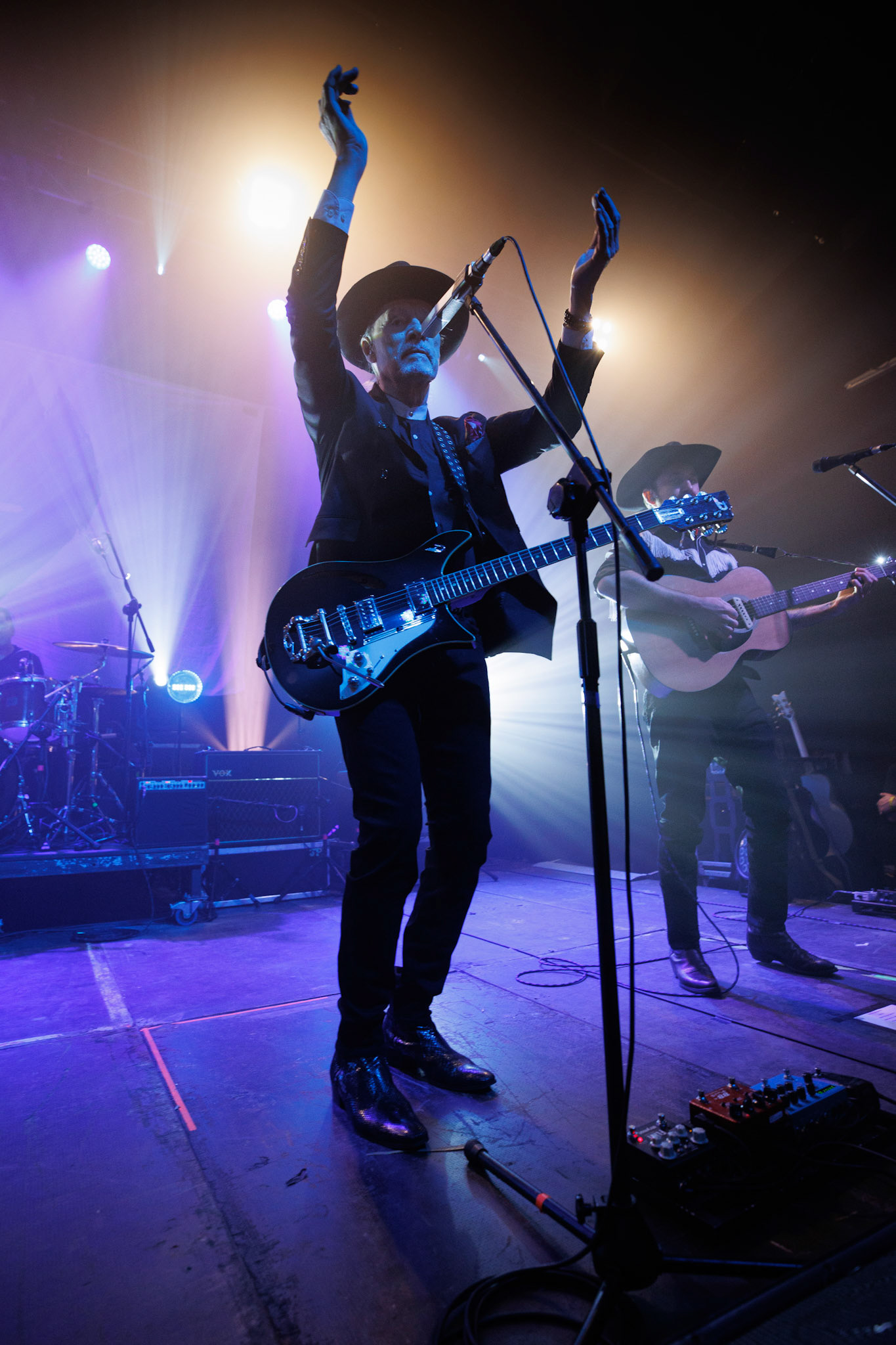 22.01.2022 koncert Me And That Man w Warszawie,Klub Progresja,n/z John Porter - gitara, wokal, Nergal znany jest z szerokich horyzontow muzycznych. Lider Behemoth nigdy nie kryl swojej sympatii do lzejszej, klimatycznej muzyki, spod znaku country, folku, bluesa. Dowodem jest zespol Me And That Man.Fot. Andrzej Wasilkiewicz/Reporter