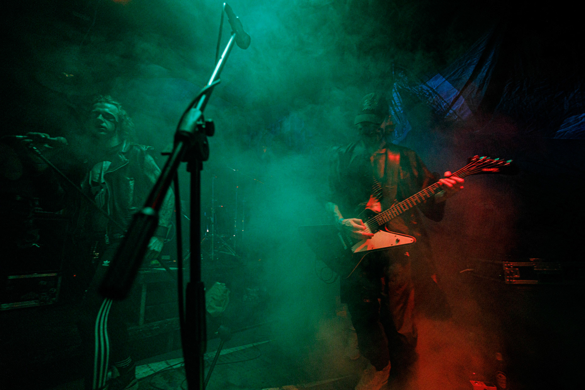 TRUCHŁO STRZYGI (black punk), Gwiezdny Demon - release show,w składzie:Gambit - wokalP. - gitara/wokalAlkatraz - gitara/wokalKaczor - garyMadness - bass/wokalPanass - bass/wokalGolem - nosferatu/wokalCzarownice - tba/wokalChłopaki z baraków polskiego metalu, rozpędzona maszyna do robienia grubego melanżu, gwiezdne trupy, kreatury obrzydlistwa i martwi decydenci podziemia. Prawdopodobnie pierwszy i ostatni raz zagrają całego Demona na żywo, a Ty mordeczko będziesz miał o czym kolegom przy wódce opowiadać.Produkcja Left Hand Soundsfot. Andrzej Wasilkiewicz/kaziq.com