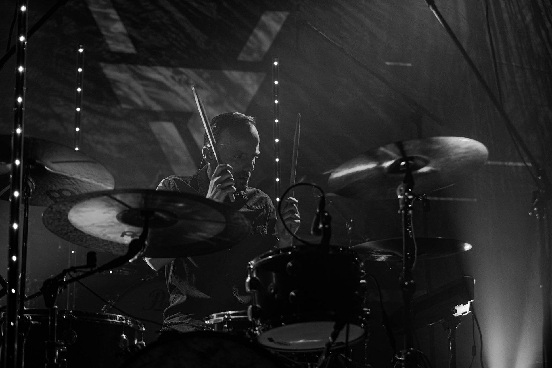 27.11.2021 TIDES FROM NEBULA koncert, Warszawa klub Progresja,Knock Out Productions, Mystic Production,Post-rock, muzyka alternatywna, progresywny rock.n/z Maciej Karbowski – gitara, instrumenty klawiszowen/z Przemek Weglowski – gitara basowan/z Tomasz Stolowski – perkusjaFot. Andrzej Wasilkiewicz/Reporter