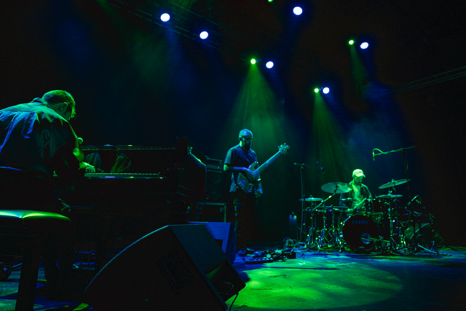 2023.11.07 Tigran Hamasyan Trio- jazz w warszawskim klubie Progresja! fot. Andrzej Wasilkiewicz/Reporter