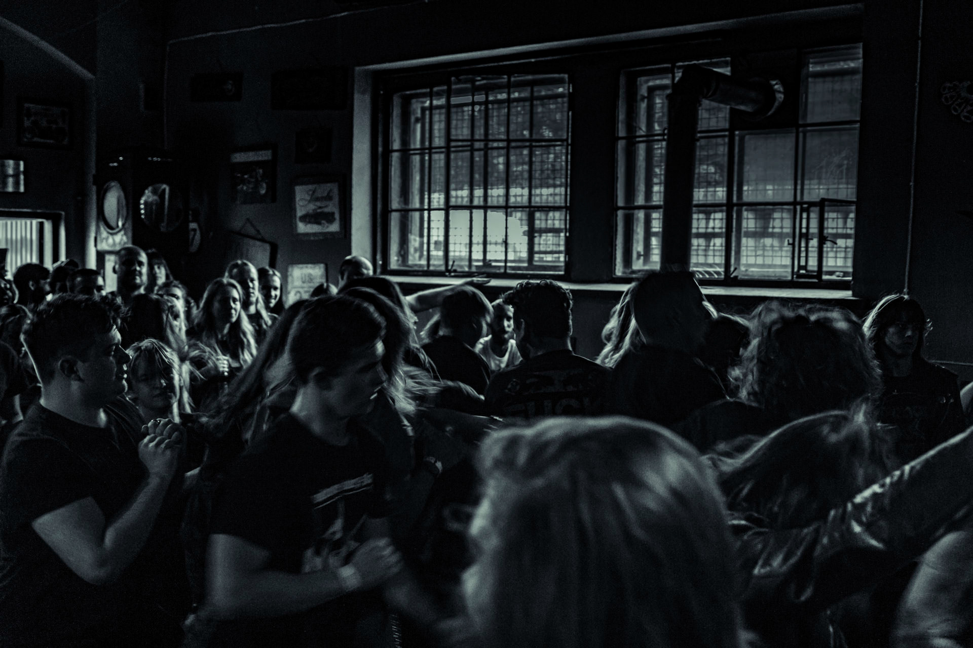 BAGNO (oldschool black/death)w składzie:Krzysiek - wokalKuba - gitaraThrasher - gitara Kacper - bassMaciek - garyDestrukcja i zgnilizna, wszystko czego nie chcesz usłyszeć a i tak się pojawisz, Druga fala dobrej muzy z Rzeszowa, bo pierwsza skończyła się w latach 90.Produkcja Left Hand Soundsfot. Andrzej Wasilkiewicz/kaziq.com