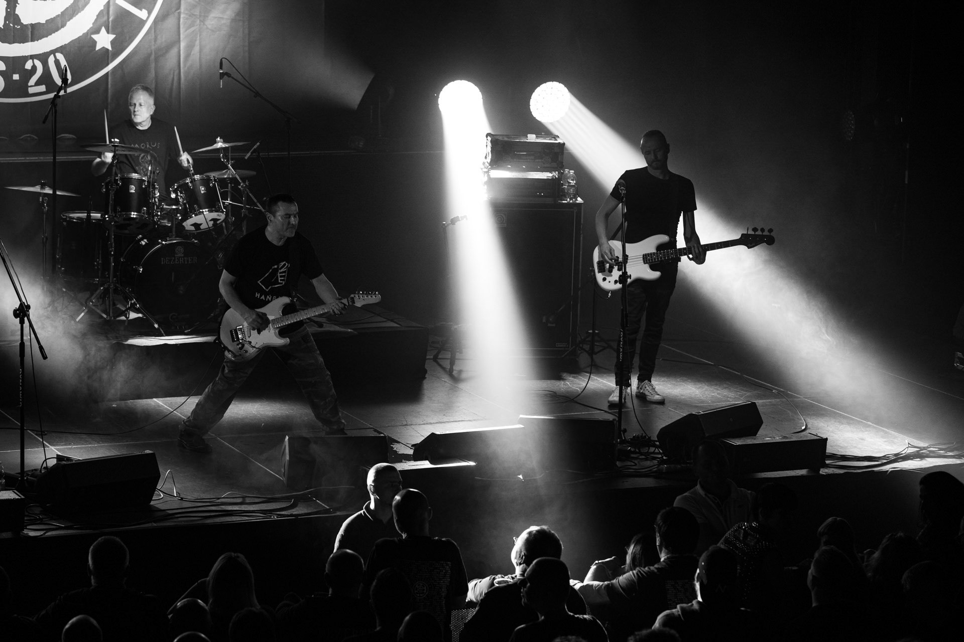 16.11.2021 Dezerter - 40 lecie,koncert Warszawa Palladium. N/z Robert Robal Matera gitara, N/z Krzysiek Grabowski perkusja,N/zJacek Chrzanowski bass, Dezerter, SS20, Punk, Punkrock, hardcore, rock.fot. Andrzej Wasilkiewicz/REPORTER