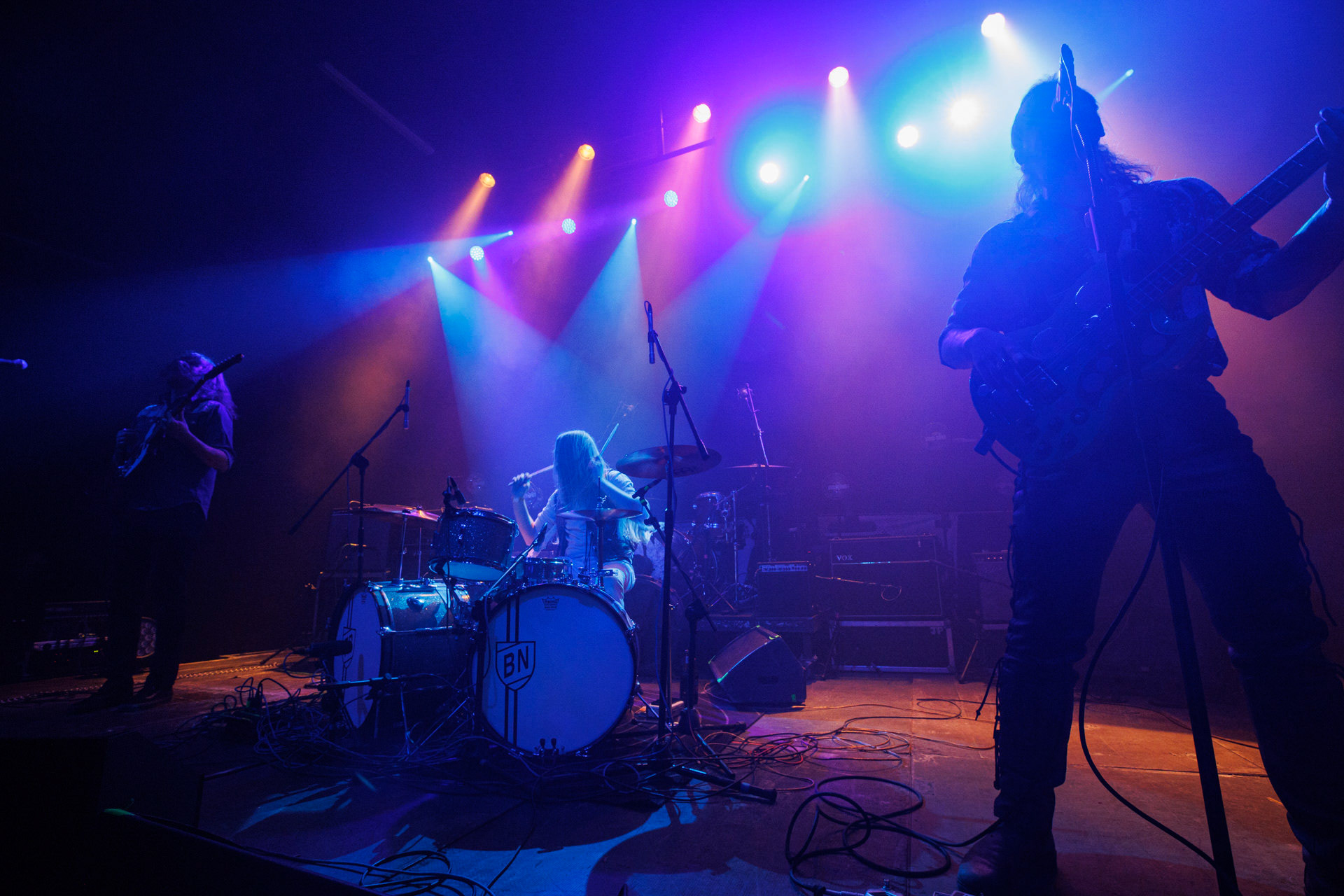 22.01.2022 - Taraban - support Me And That Man, warszawska Progresja.n/z Daniel Suder - wokal, gitara basowa,n/z Maciek Trojanowski - gitara,n/z Kris Gonda - perkusja,Taraban to krakowskie power-trio, bluesa, prog-rocka oraz proto-metal.fot. Andrzej kaziq Wasilkiewicz/Reporter