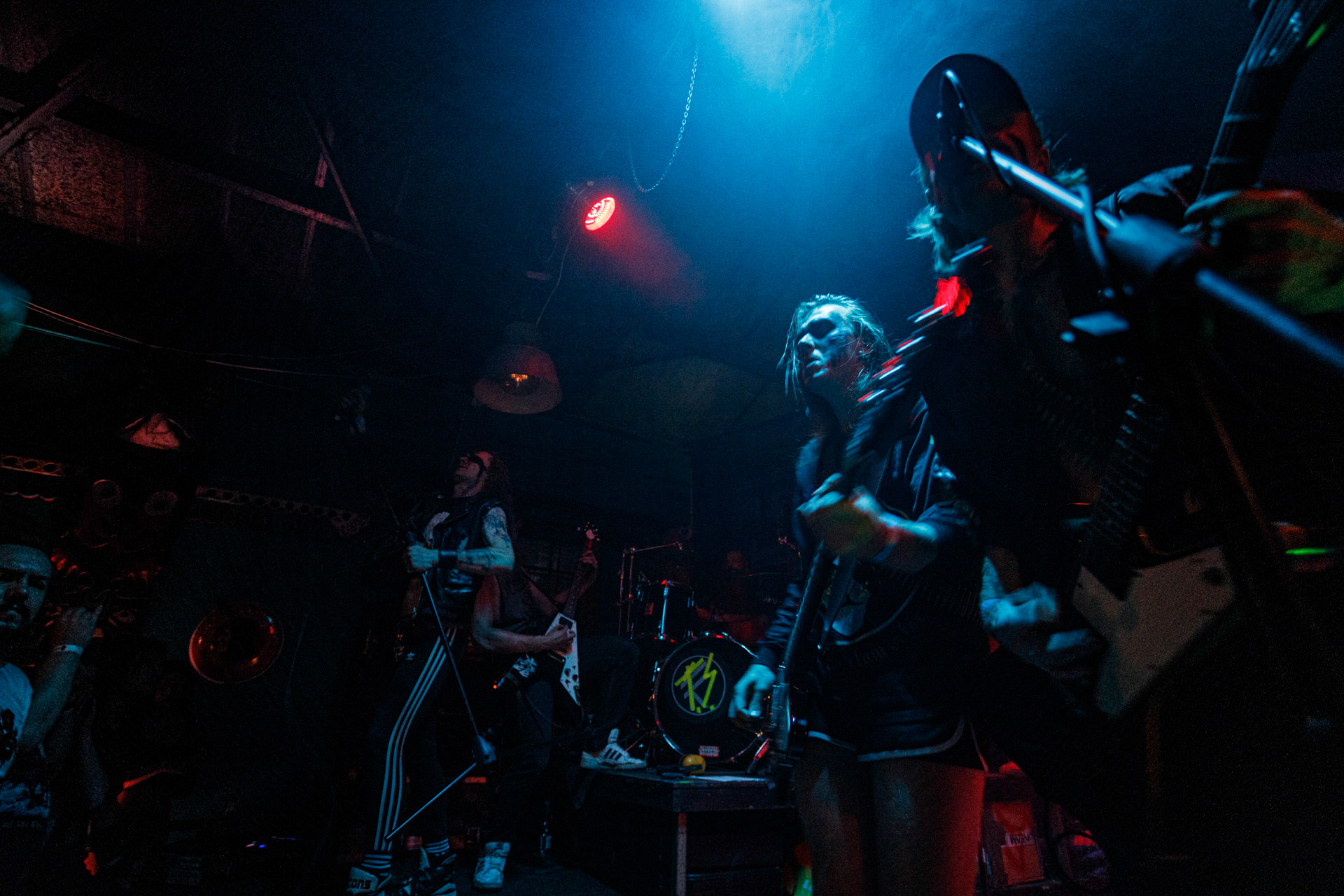 TRUCHŁO STRZYGI (black punk), Gwiezdny Demon - release show,w składzie:Gambit - wokalP. - gitara/wokalAlkatraz - gitara/wokalKaczor - garyMadness - bass/wokalPanass - bass/wokalGolem - nosferatu/wokalCzarownice - tba/wokalChłopaki z baraków polskiego metalu, rozpędzona maszyna do robienia grubego melanżu, gwiezdne trupy, kreatury obrzydlistwa i martwi decydenci podziemia. Prawdopodobnie pierwszy i ostatni raz zagrają całego Demona na żywo, a Ty mordeczko będziesz miał o czym kolegom przy wódce opowiadać.Produkcja Left Hand Soundsfot. Andrzej Wasilkiewicz/kaziq.com