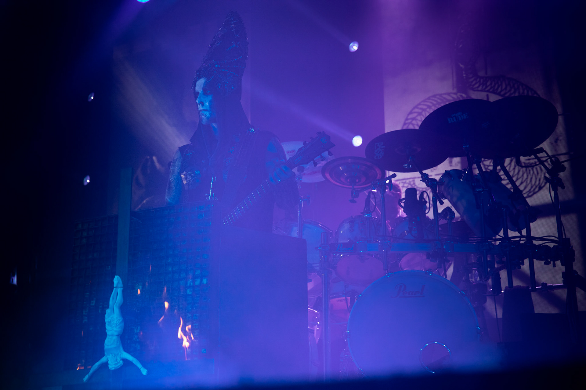 Nergal i płonący krzyż, BEHEMOTH - Polska - death metal, black metal
Adam NERGAL Darski -  Guitars,
INFERNO - Drums ov Annihilation and Artillery,
ORION - Bass Guitars,
SETH -  Lead Guitars,
koncert w Warszawskiej Progresji w ramach trasy Ecclesia Diabolica Baltica.
fot. Andrzej Wasilkiewicz/Reporter