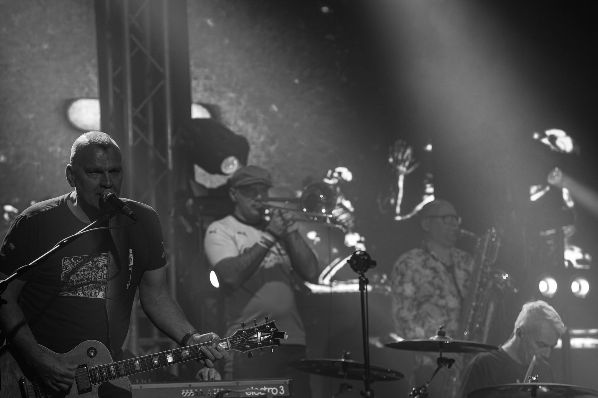 KULT - koncert Pomaranczowa Trasa 2021 - Warszawa Stodoła. 29 pazdziernika 2021. Tomasz Goehs perkusja,Konrad Wantrych klawisze,Mariusz Godzina saksofony,Jarosław Wazny puzon, Wojciech Jablonski gitara,Rock, rock progresywny, rock alternatywny, punk, nowa fala, polski rock.fot. Andrzej kaziq Wasilkiewicz/Reporter