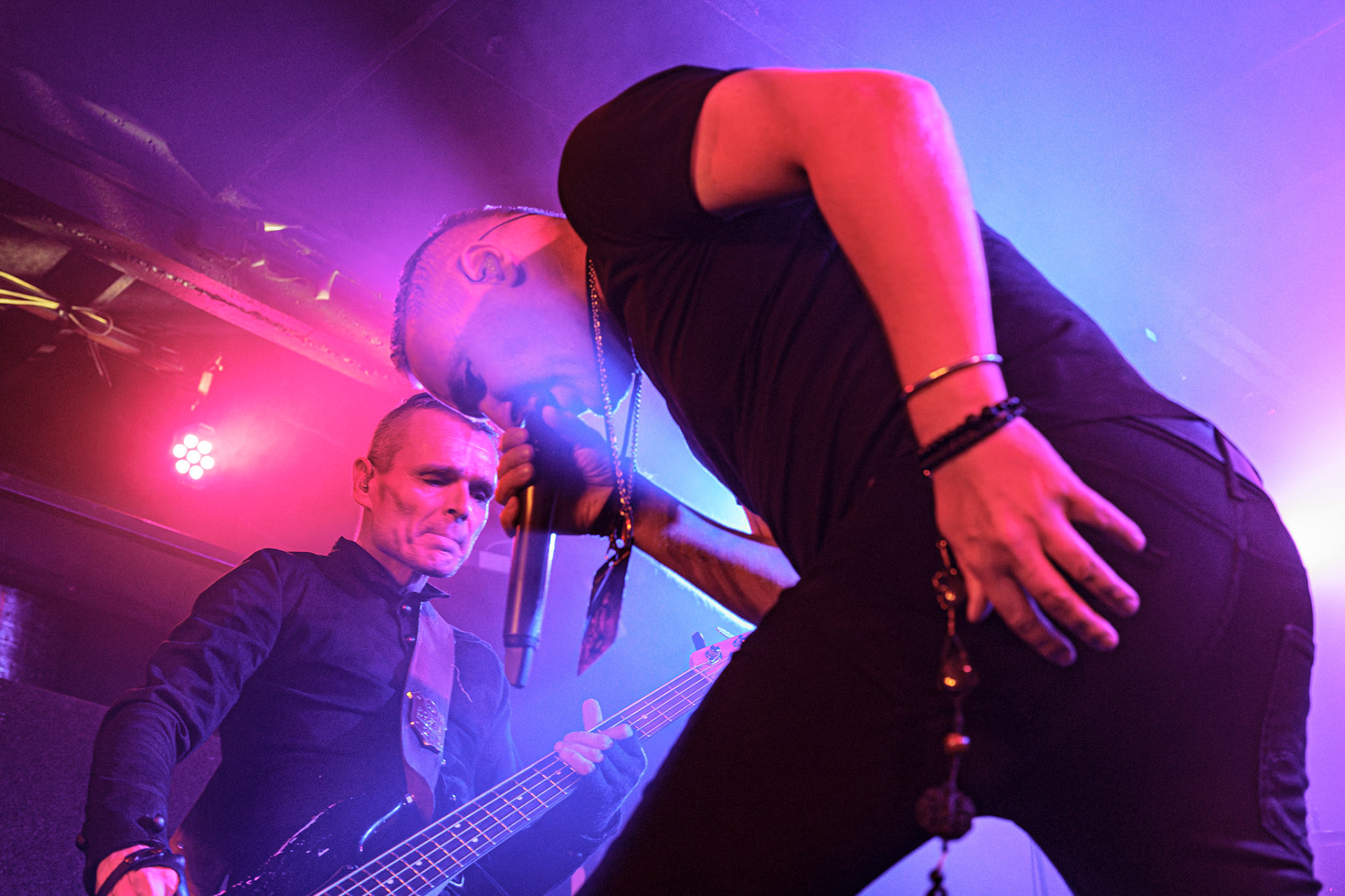 2023.09.04 Poets of the Fall - Warszawa, klub Proxima. To już 20 lat od kiedy rockowy zespół Poets of the Fall odnosi sukcesy na międzynarodowej scenie. Z tej okazji zespół wyrusza w trasę jubileuszową, która obejmie też Polskę. Grupa zagrała w warszawskiej Proximie 4 września 2023 roku. Produkcja Fource.pl  fot. Andrzej Wasilkiewicz/kaziq.com