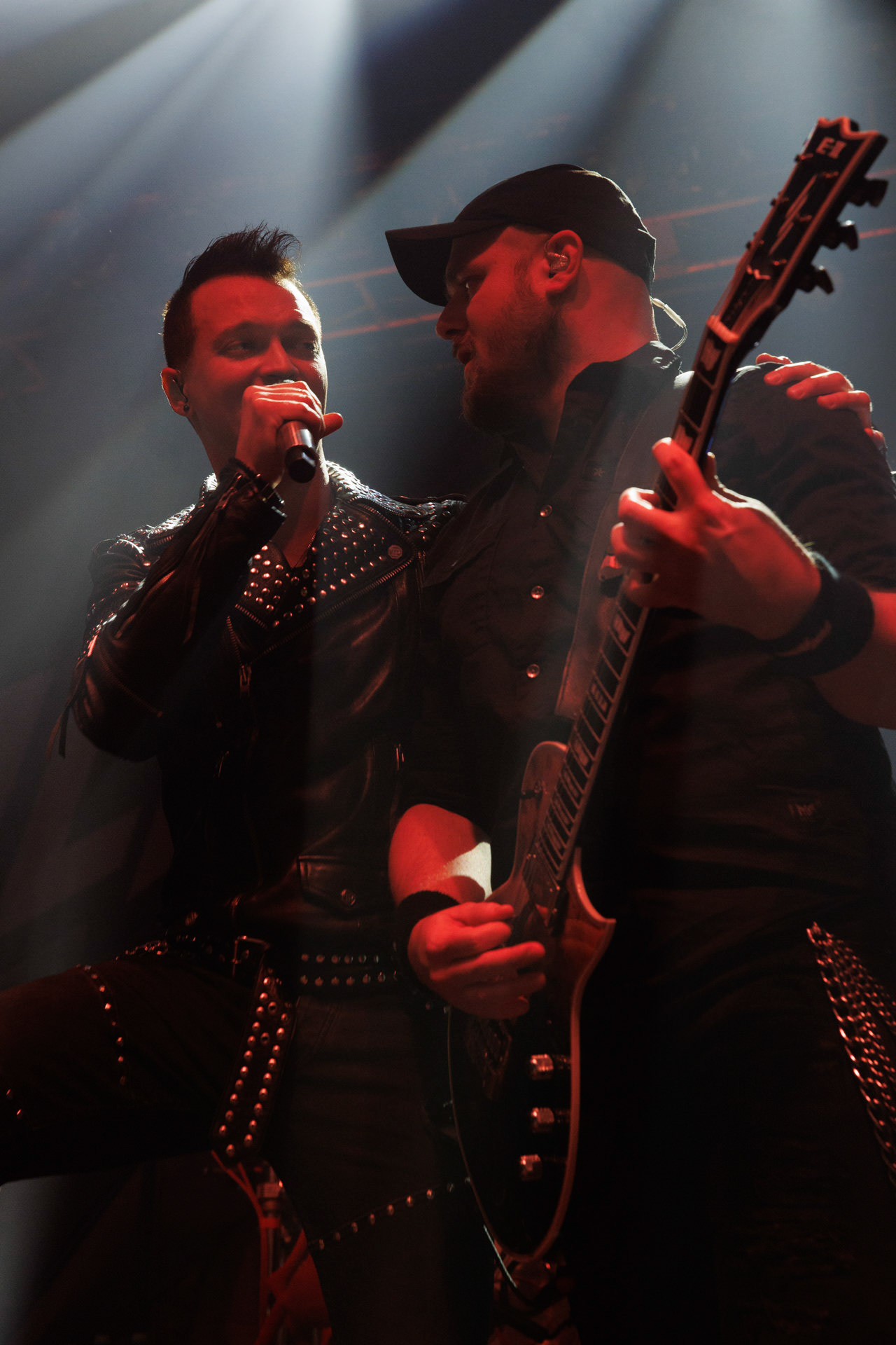 18.12.2021 Nocny Kochanek - Antysylwester Antyradia,18 lat klubu Progresja,Nocny Kochanek - koncert Warszawa,Progresja, Zdrajcy Metalu, klasyczny heavy metal, Alter Ego, Night Mistress.n/z Krzysiek Sokolowski – wokal, n/z Robert Kazon Kazanowski – gitara, Fot. Andrzej Wasilkiewicz/Reporter